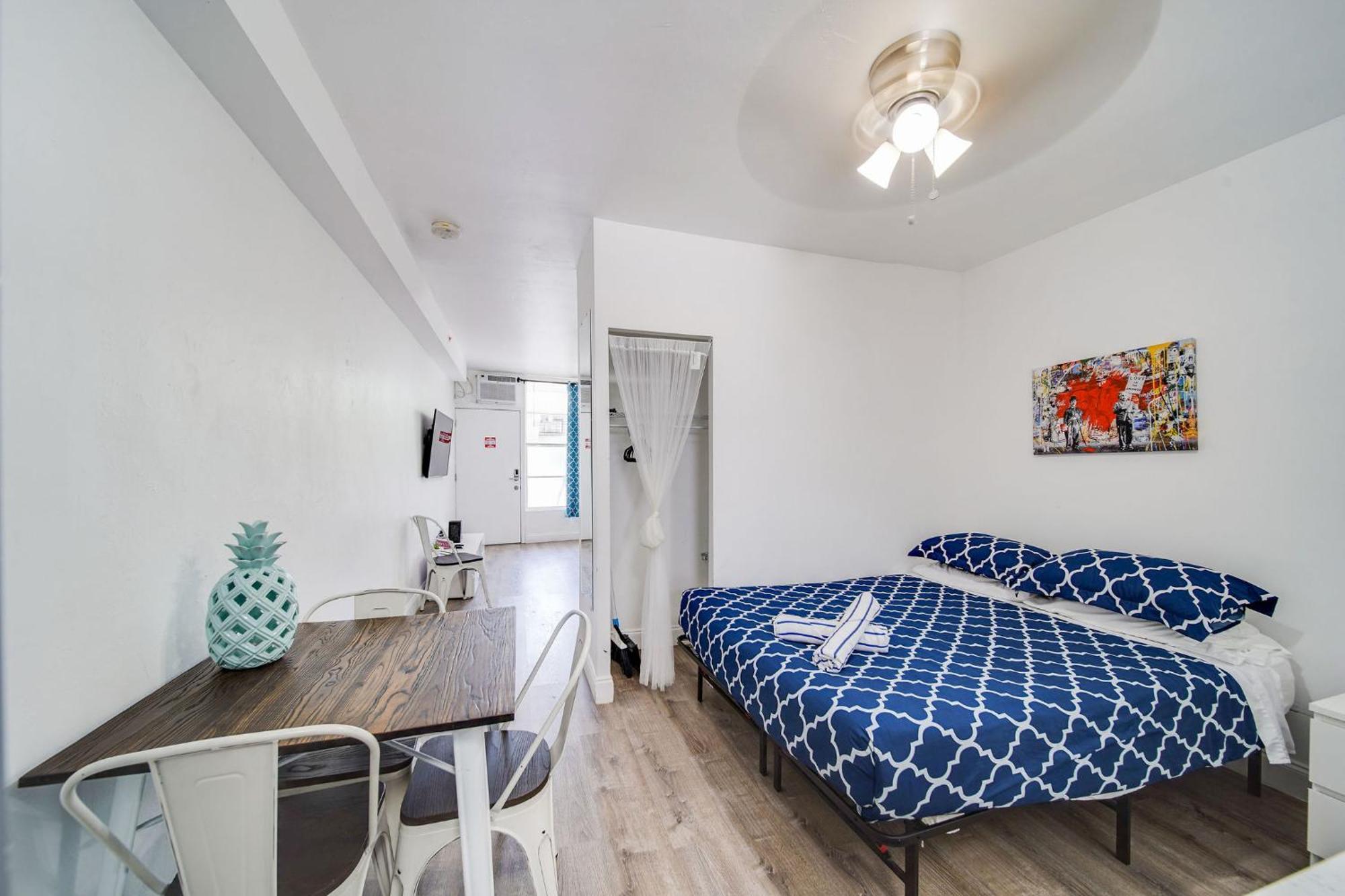 Steps 2 Beach, Ocean Drive Deco W/2 Queen Beds Apartment