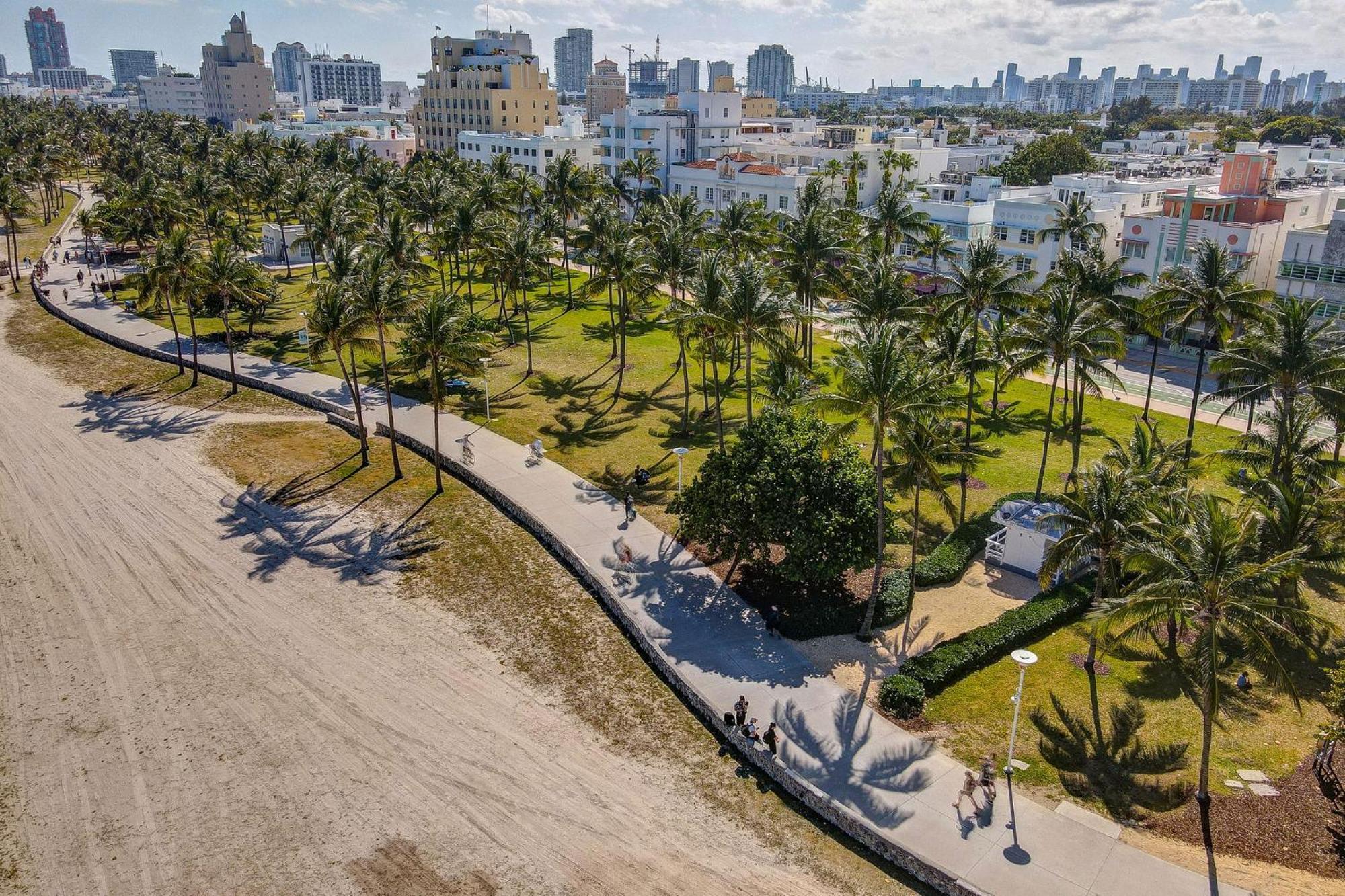 Steps 2 Beach, Ocean Drive Deco W/2 Queen Beds Apartment *
