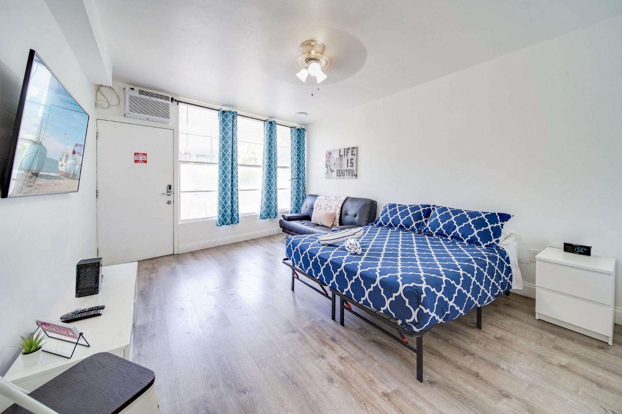 Apartment Steps 2 Beach, Ocean Drive Deco W/2 Queen Beds *