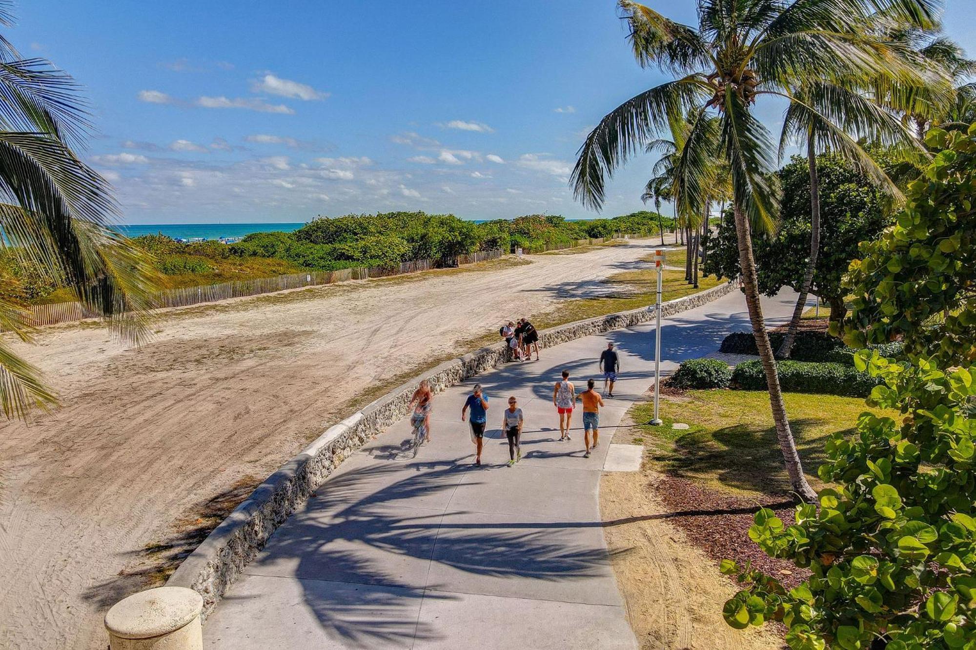 Private Ocean Dr W/2 Queen Beds, Steps 2 Apartment