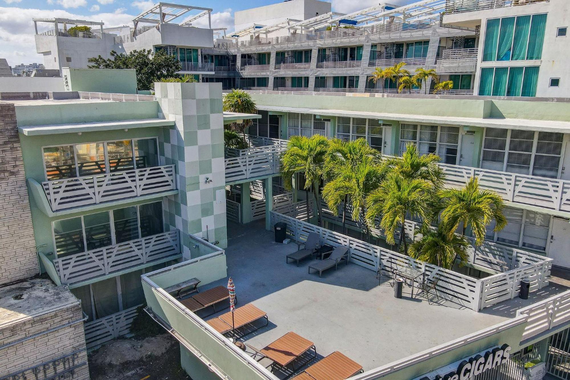 Private Ocean Dr W/2 Queen Beds, Steps 2 *