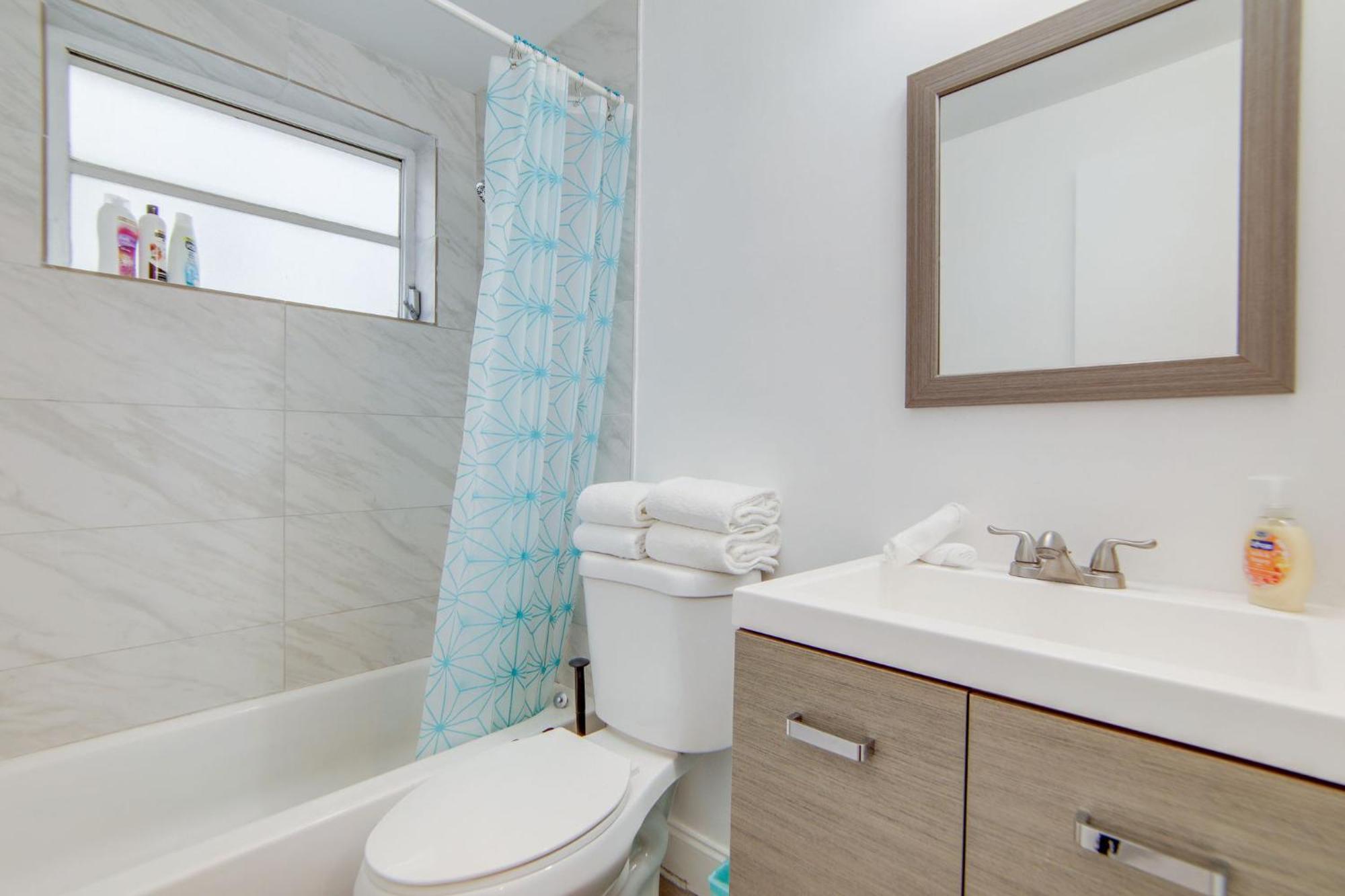 Private Ocean Dr W/2 Queen Beds, Steps 2 * Miami Beach