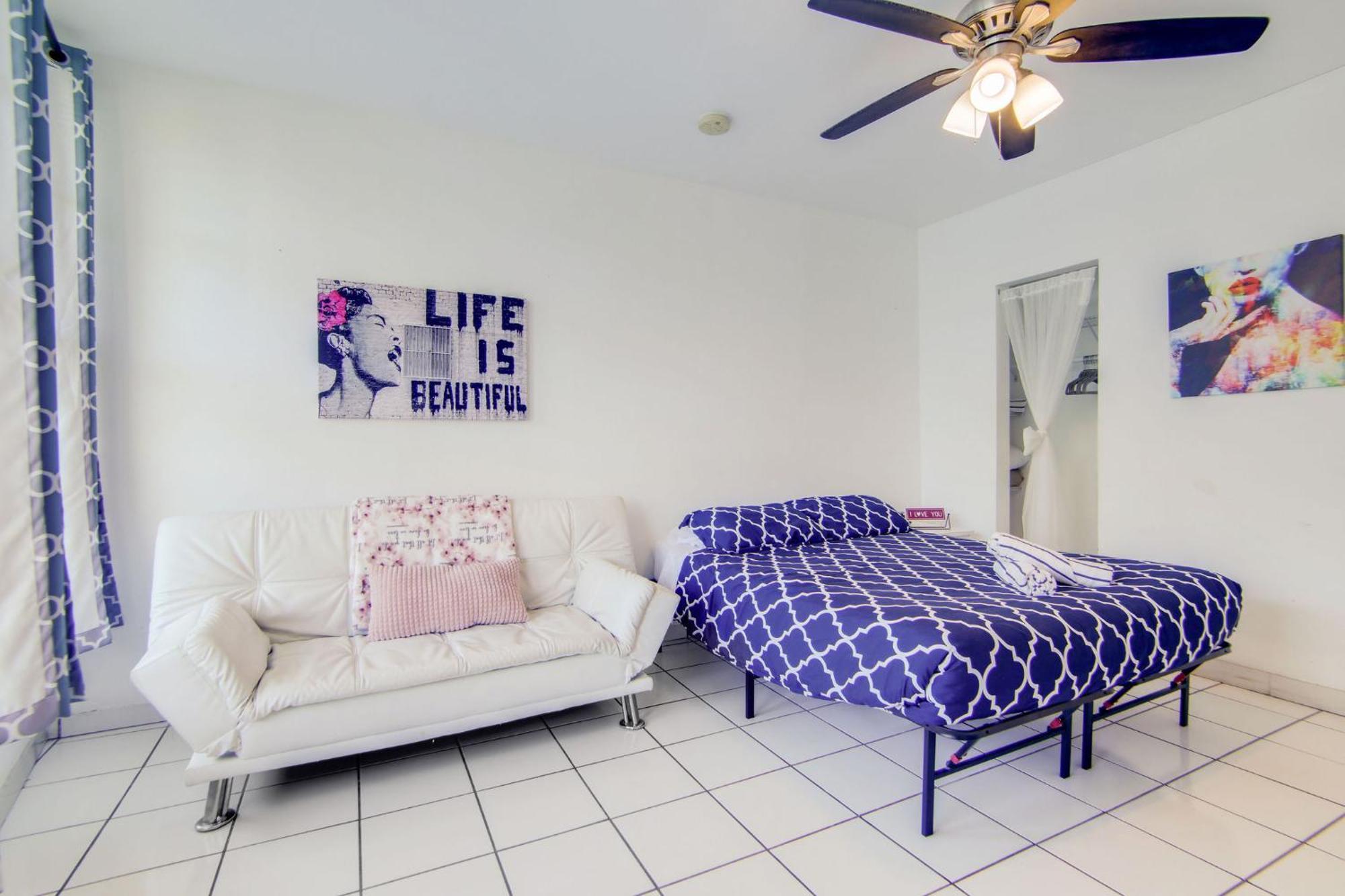 Sunny Ocean Dr Condo, W/2 Queen Beds, South Apartment *