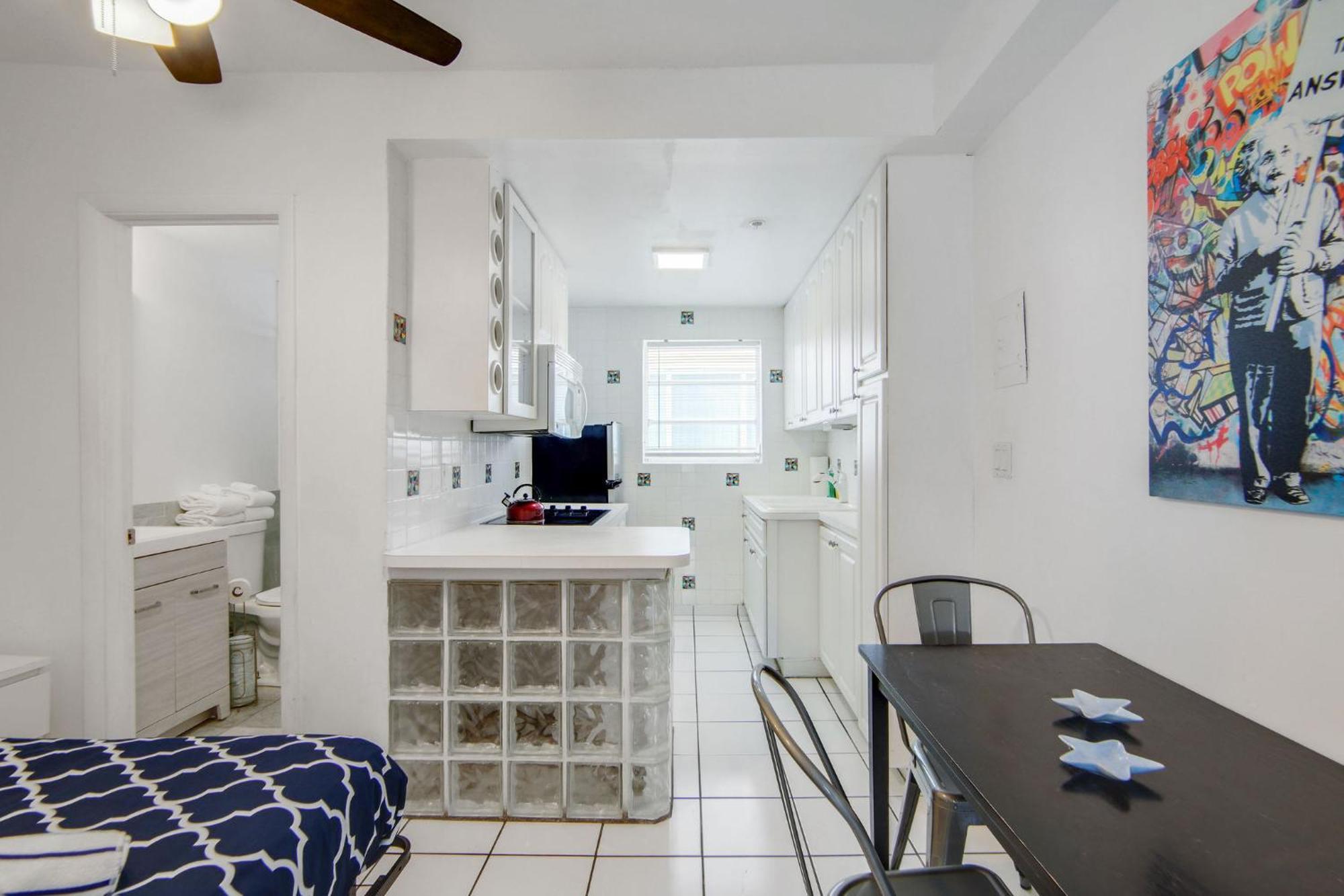 Sunny Ocean Dr Condo, W/2 Queen Beds, South Apartment