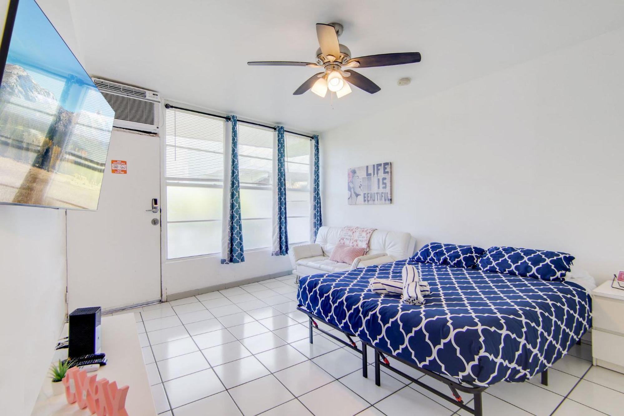 Sunny Ocean Dr Condo, W/2 Queen Beds, South Apartment