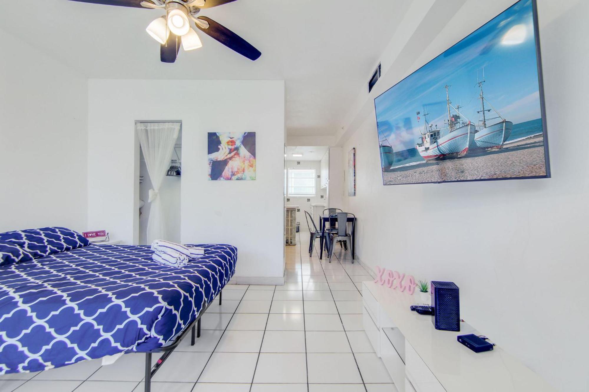 Sunny Ocean Dr Condo, W/2 Queen Beds, South Apartment *