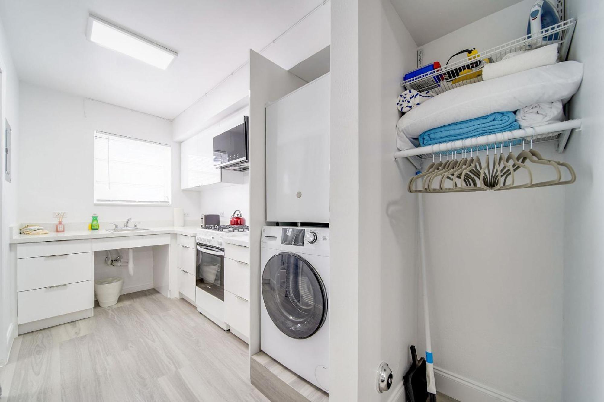 Deco Beachside Apt, W/2 Queen Beds, Washer/dryer Apartment Miami Beach