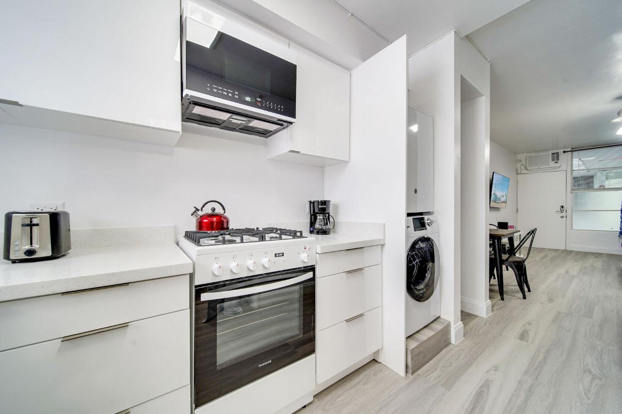 Deco Beachside Apt, W/2 Queen Beds, Washer/dryer Miami Beach
