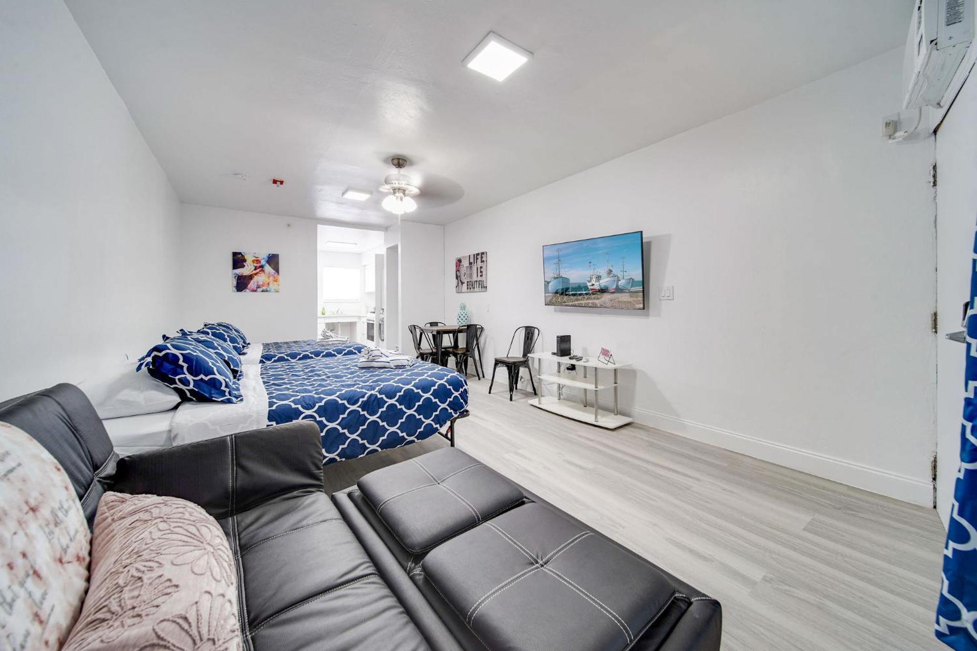 Deco Beachside Apt, W/2 Queen Beds, Washer/dryer