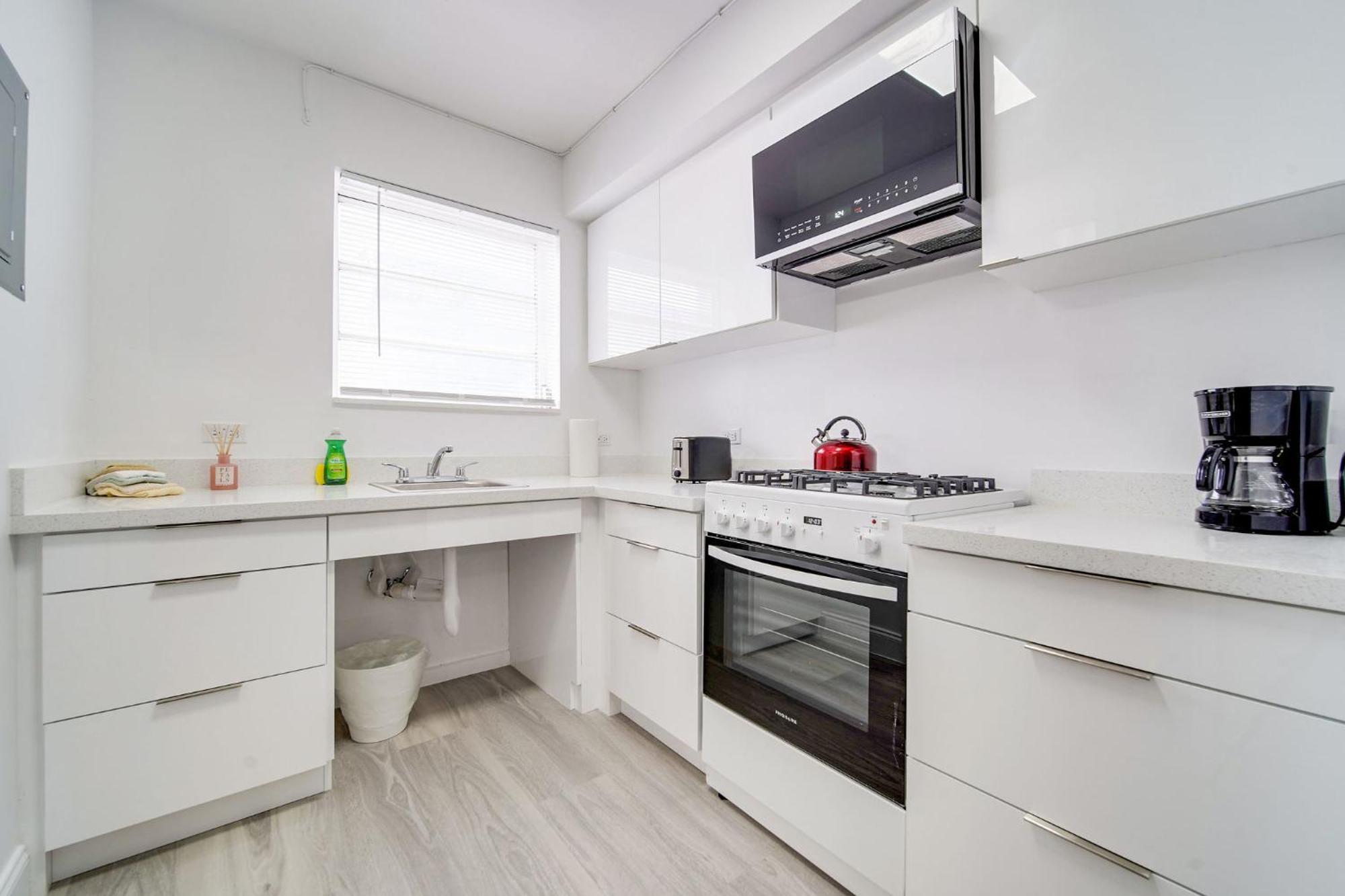 Deco Beachside Apt, W/2 Queen Beds, Washer/dryer *