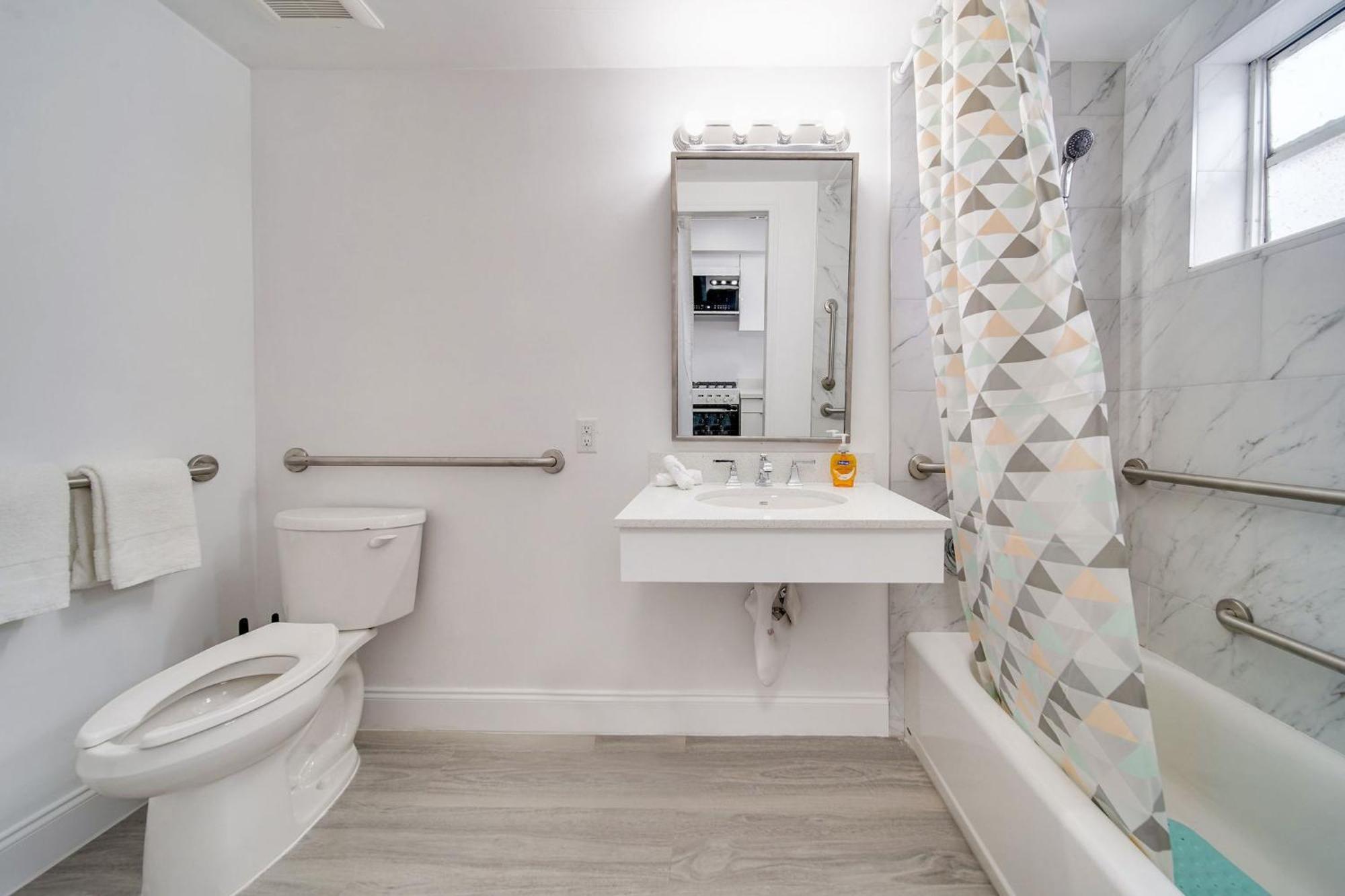 Deco Beachside Apt, W/2 Queen Beds, Washer/dryer Apartment Miami Beach