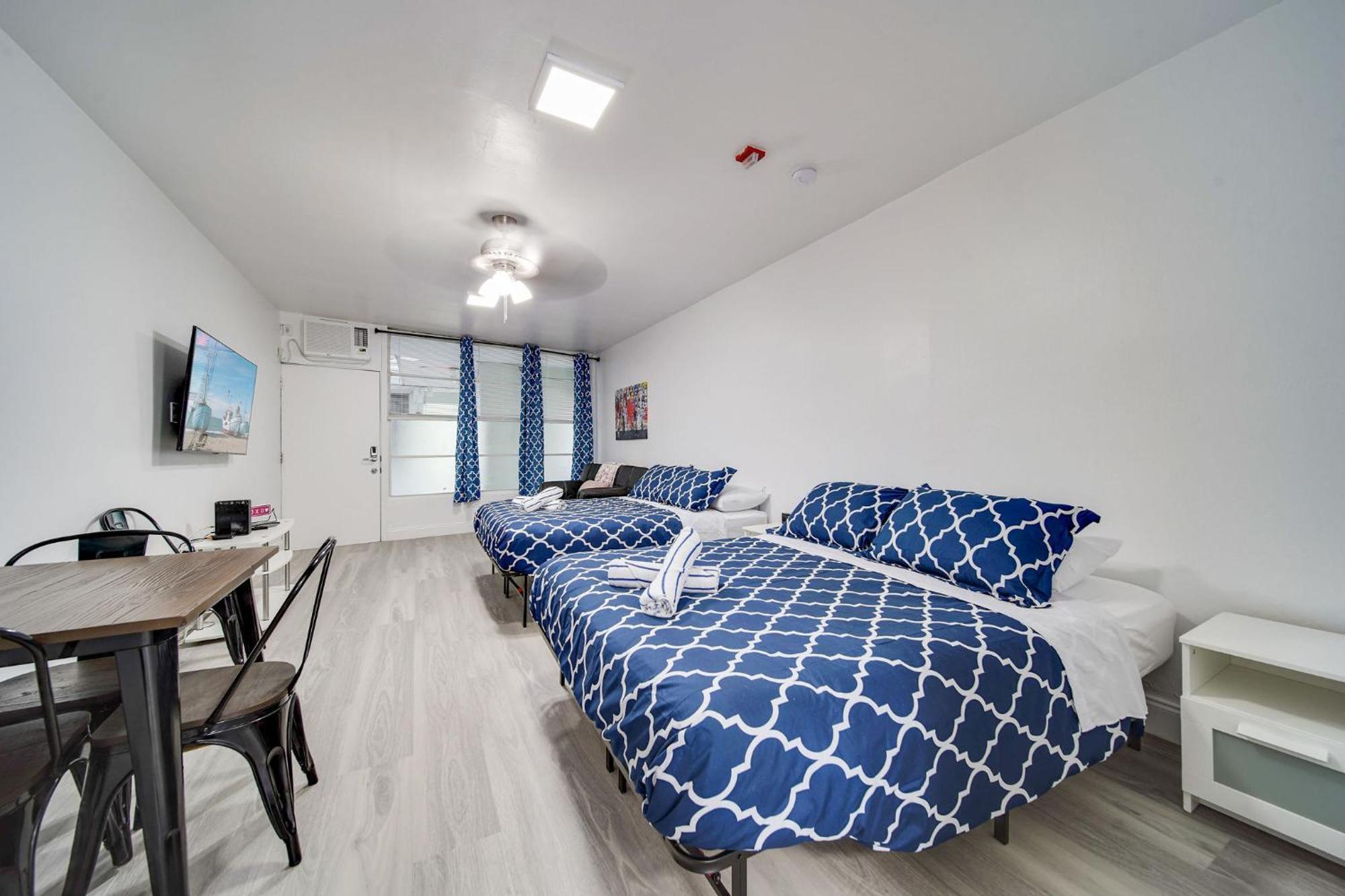 Apartment Deco Beachside Apt, W/2 Queen Beds, Washer/dryer *