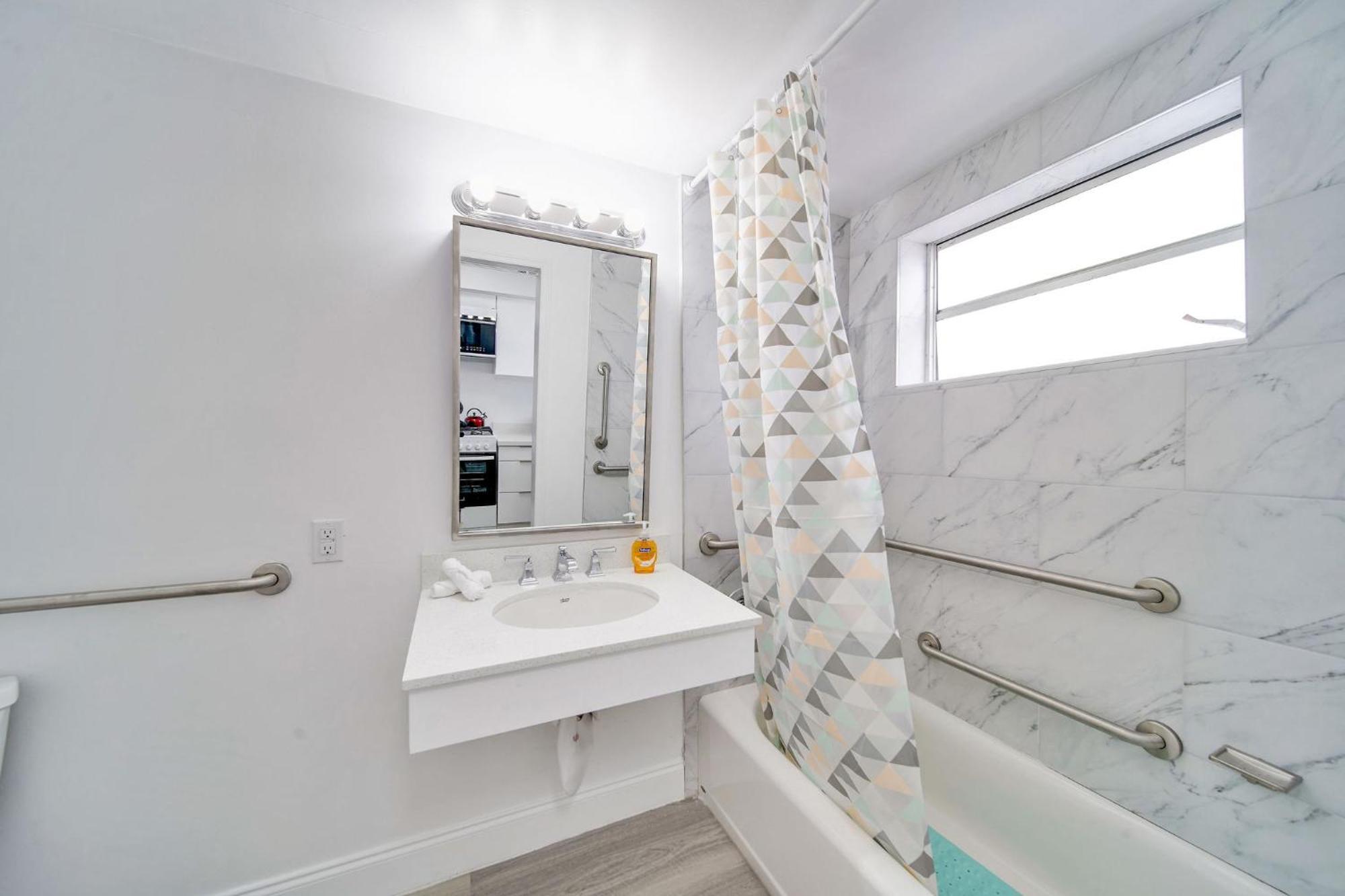 Deco Beachside Apt, W/2 Queen Beds, Washer/dryer