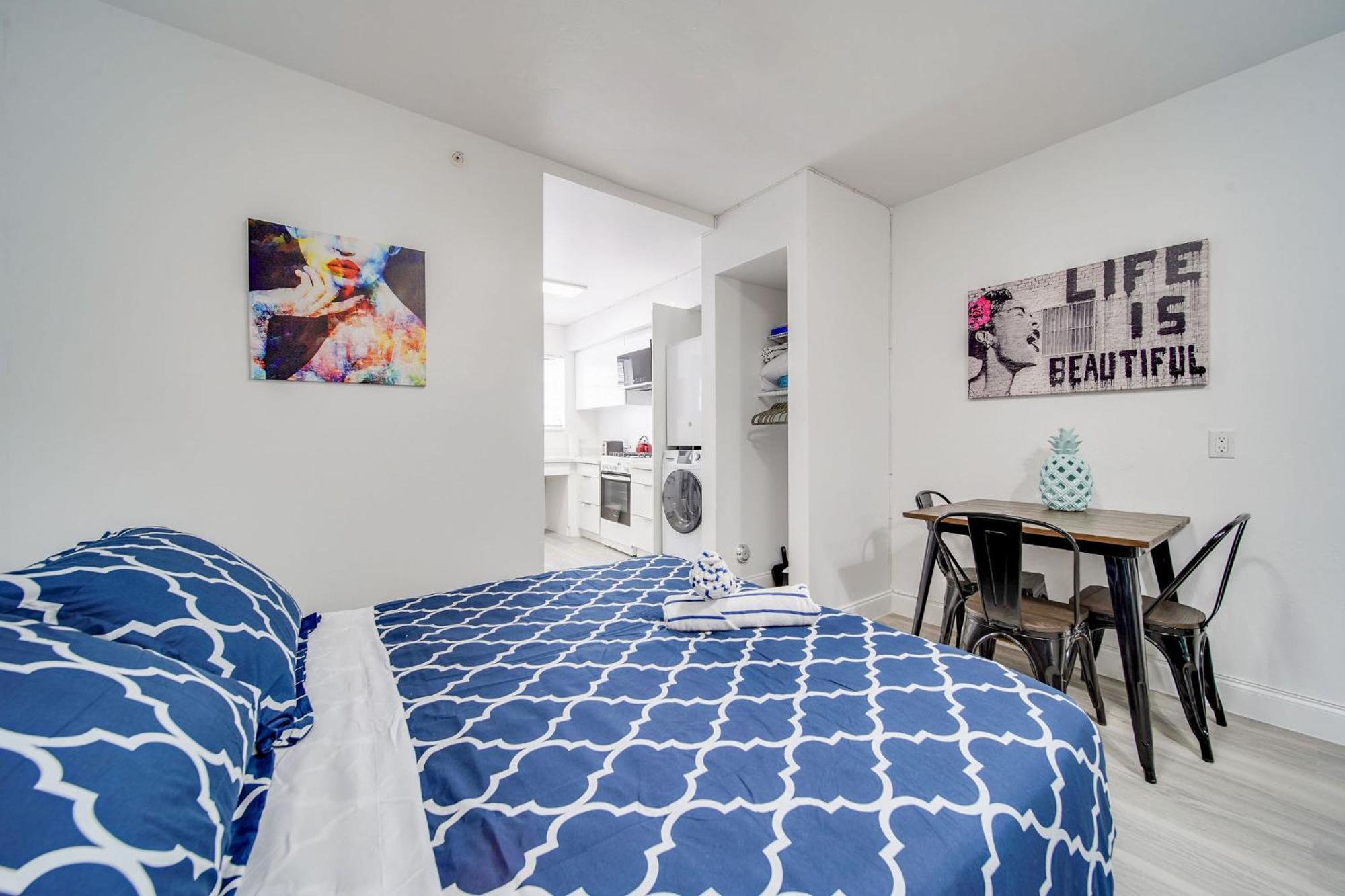 Deco Beachside Apt, W/2 Queen Beds, Washer/dryer Apartment