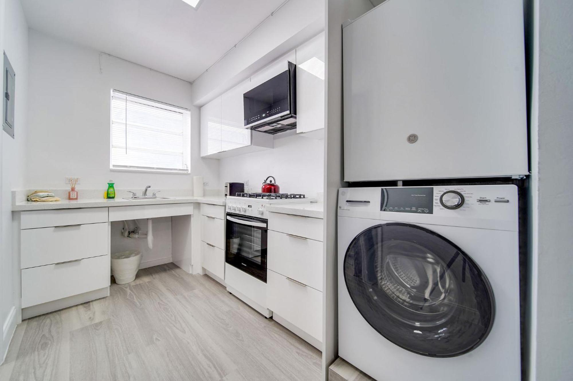Deco Beachside Apt, W/2 Queen Beds, Washer/dryer *