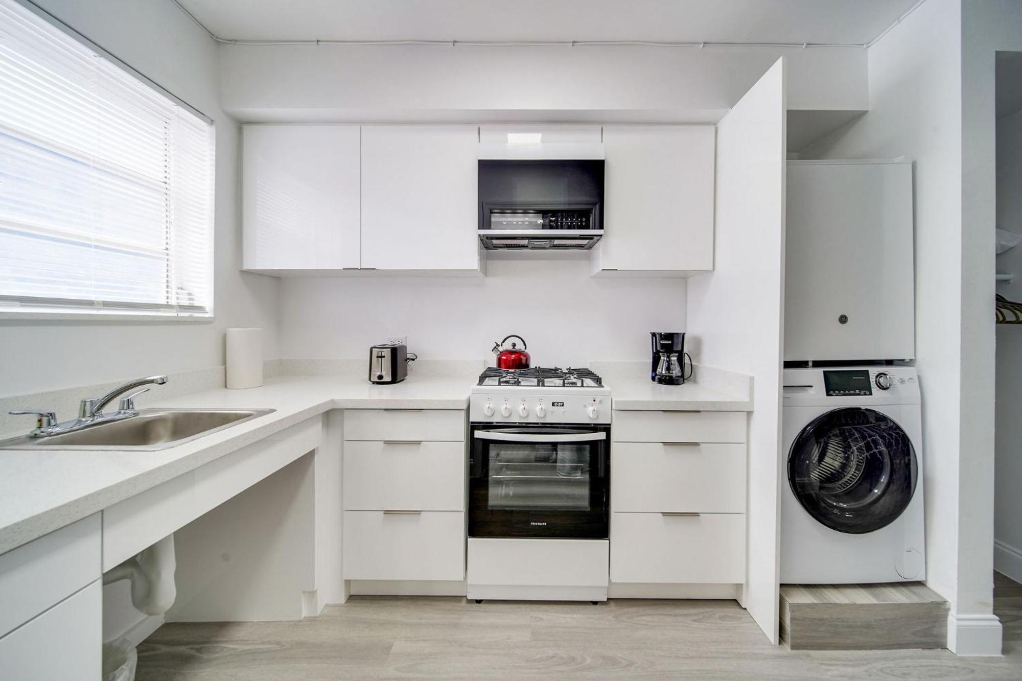 Deco Beachside Apt, W/2 Queen Beds, Washer/dryer Miami Beach