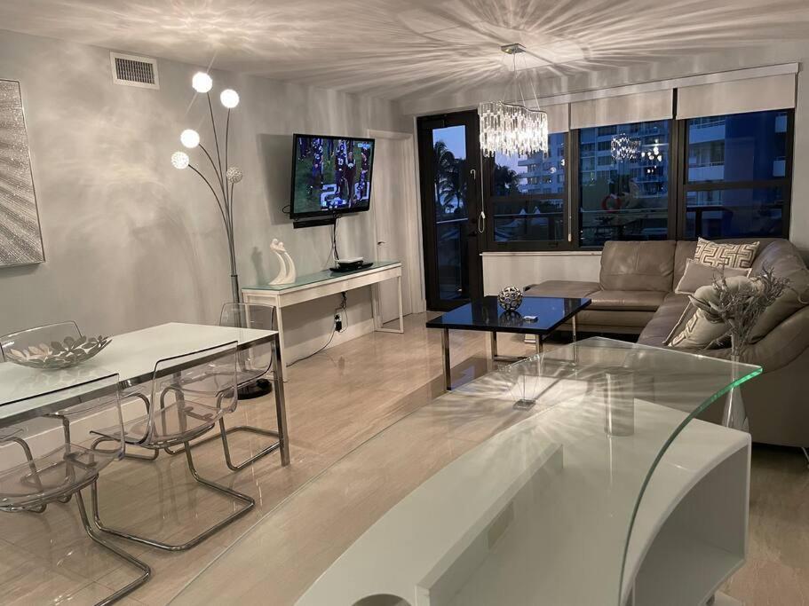 Ocean Front 2 Bedroom And 2 Bathroom At The Alexander *