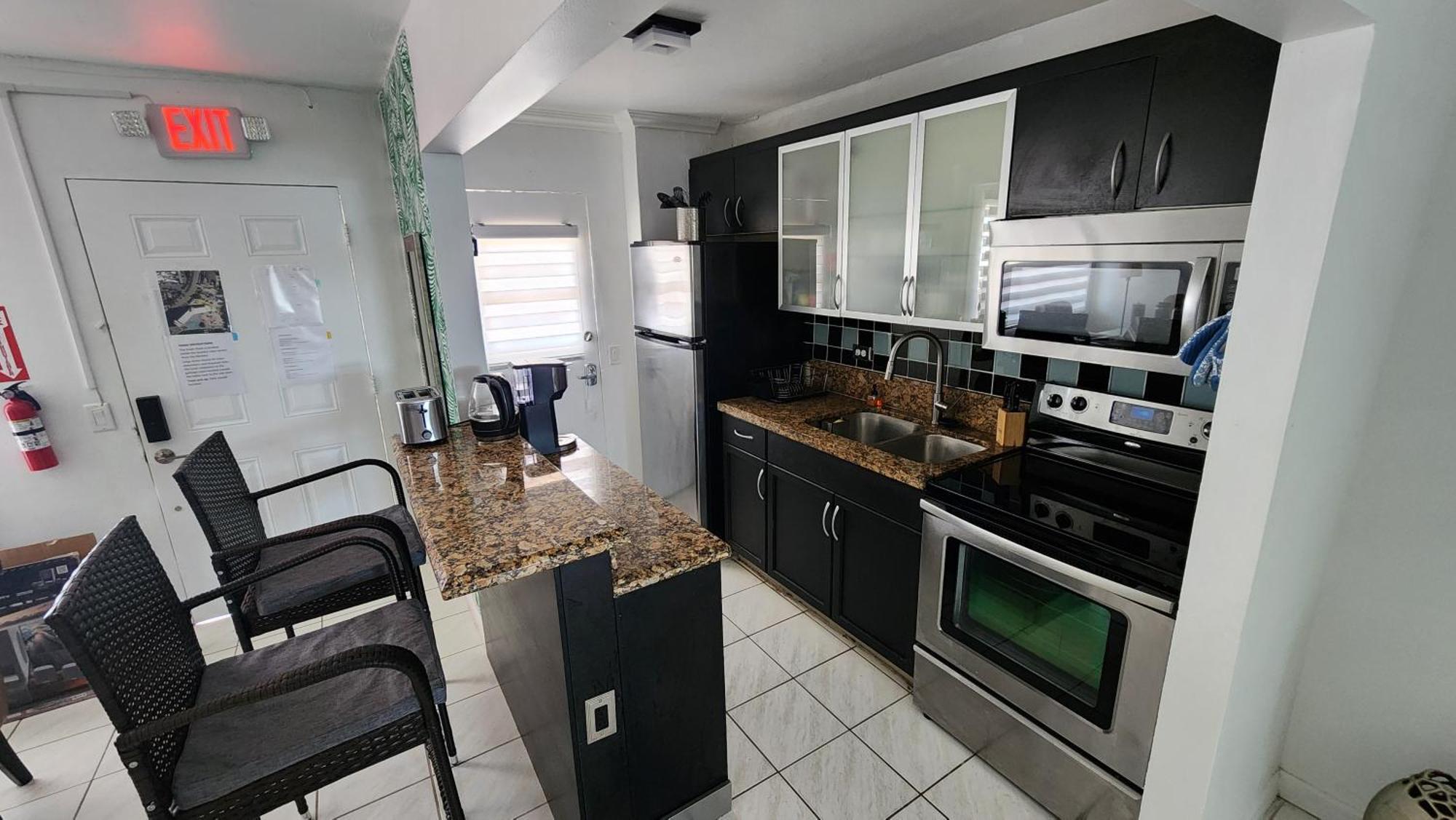 Bayfront Breathtaking Views- One Bedroom W Balcony- Living -free Parking *