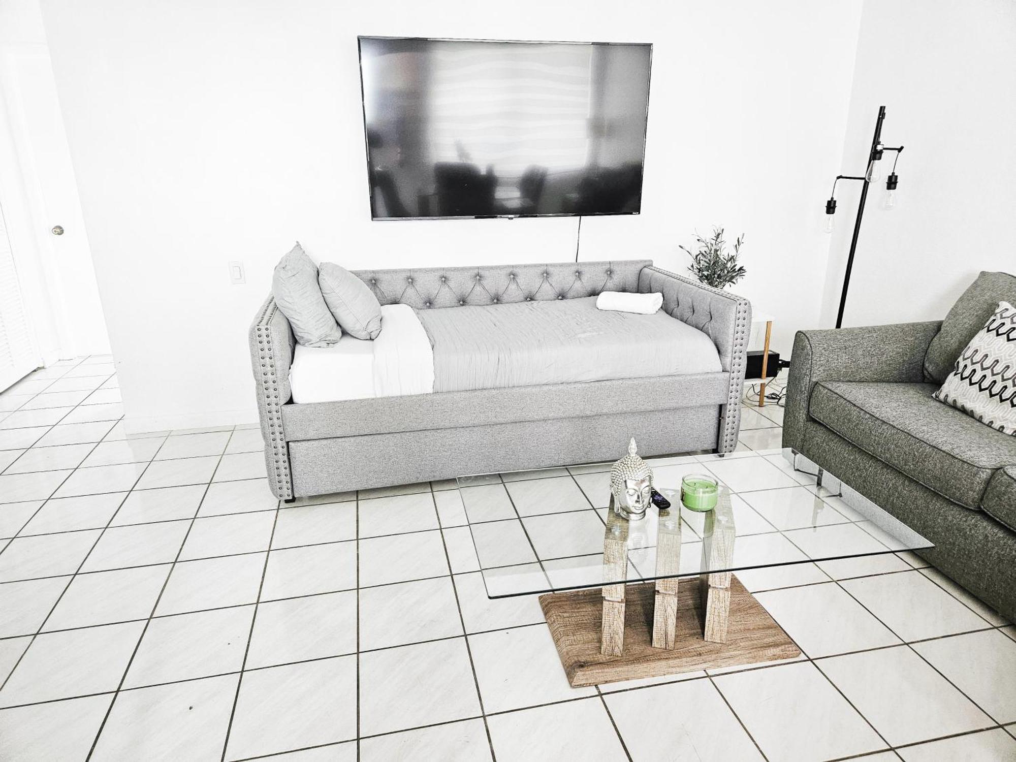 Bayfront Breathtaking Views- One Bedroom W Balcony- Living -free Parking Apartment