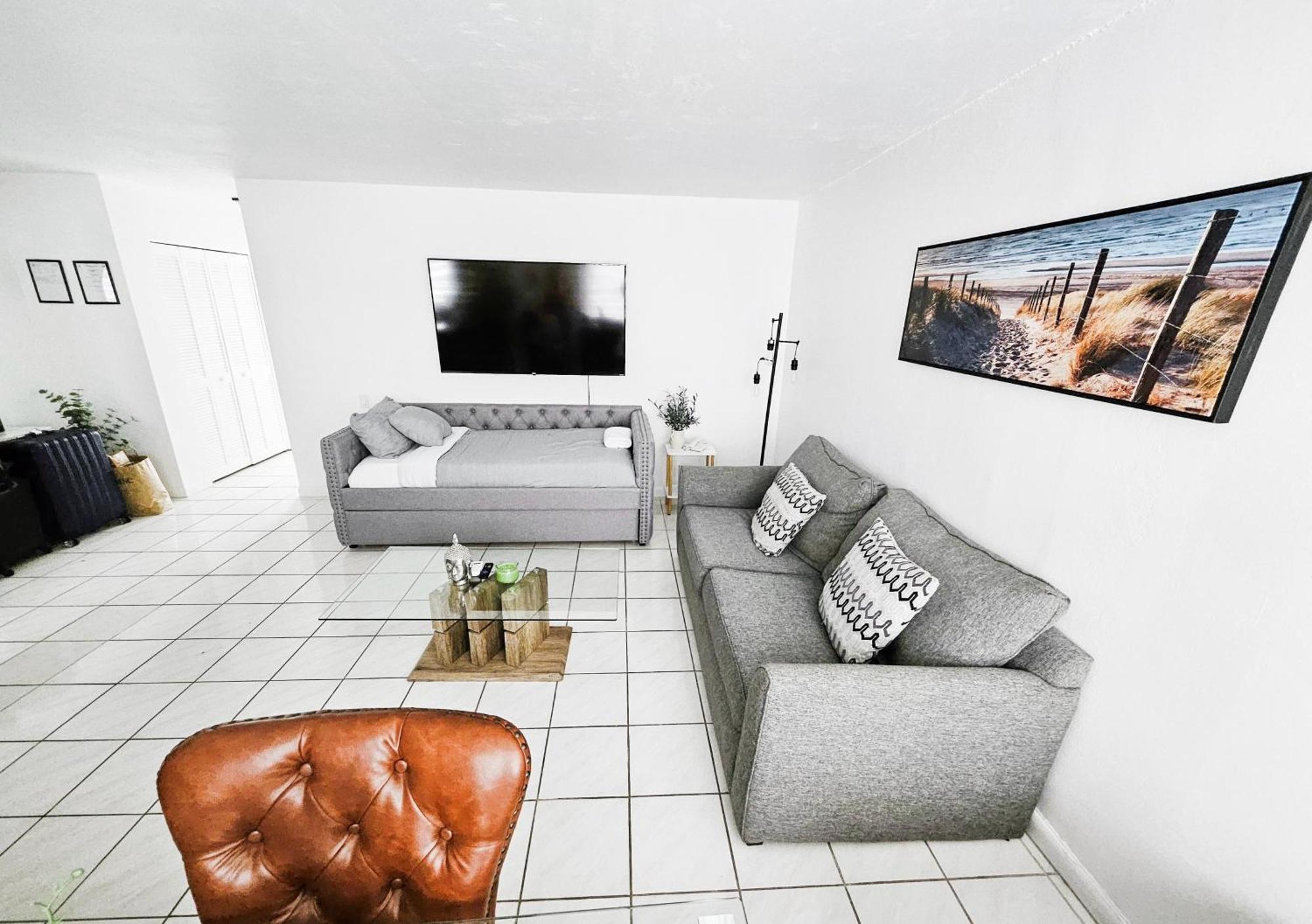 Bayfront Breathtaking Views- One Bedroom W Balcony- Living -free Parking Apartment *
