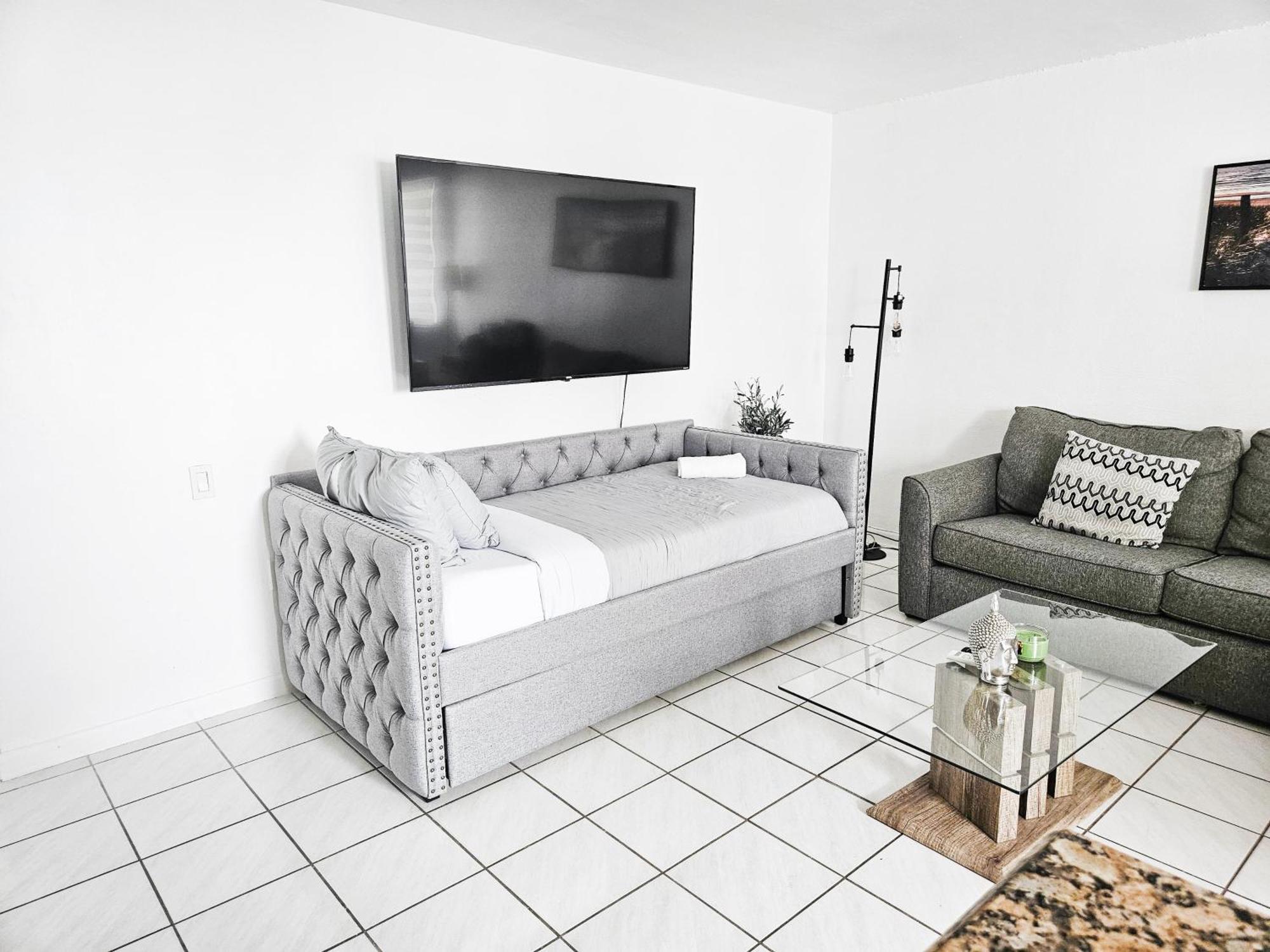 Bayfront Breathtaking Views- One Bedroom W Balcony- Living -free Parking