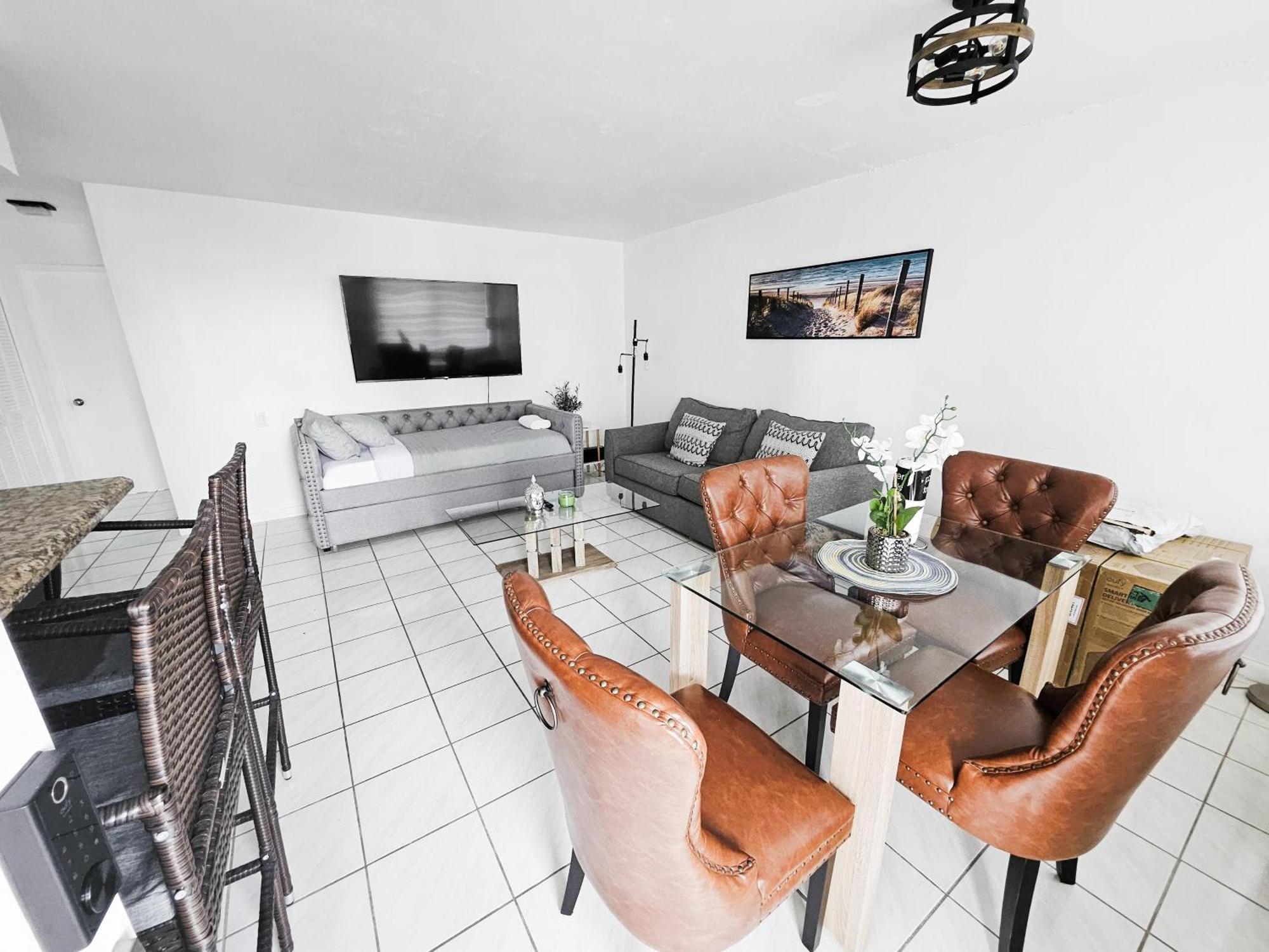 Apartment Bayfront Breathtaking Views- One Bedroom W Balcony- Living -free Parking *