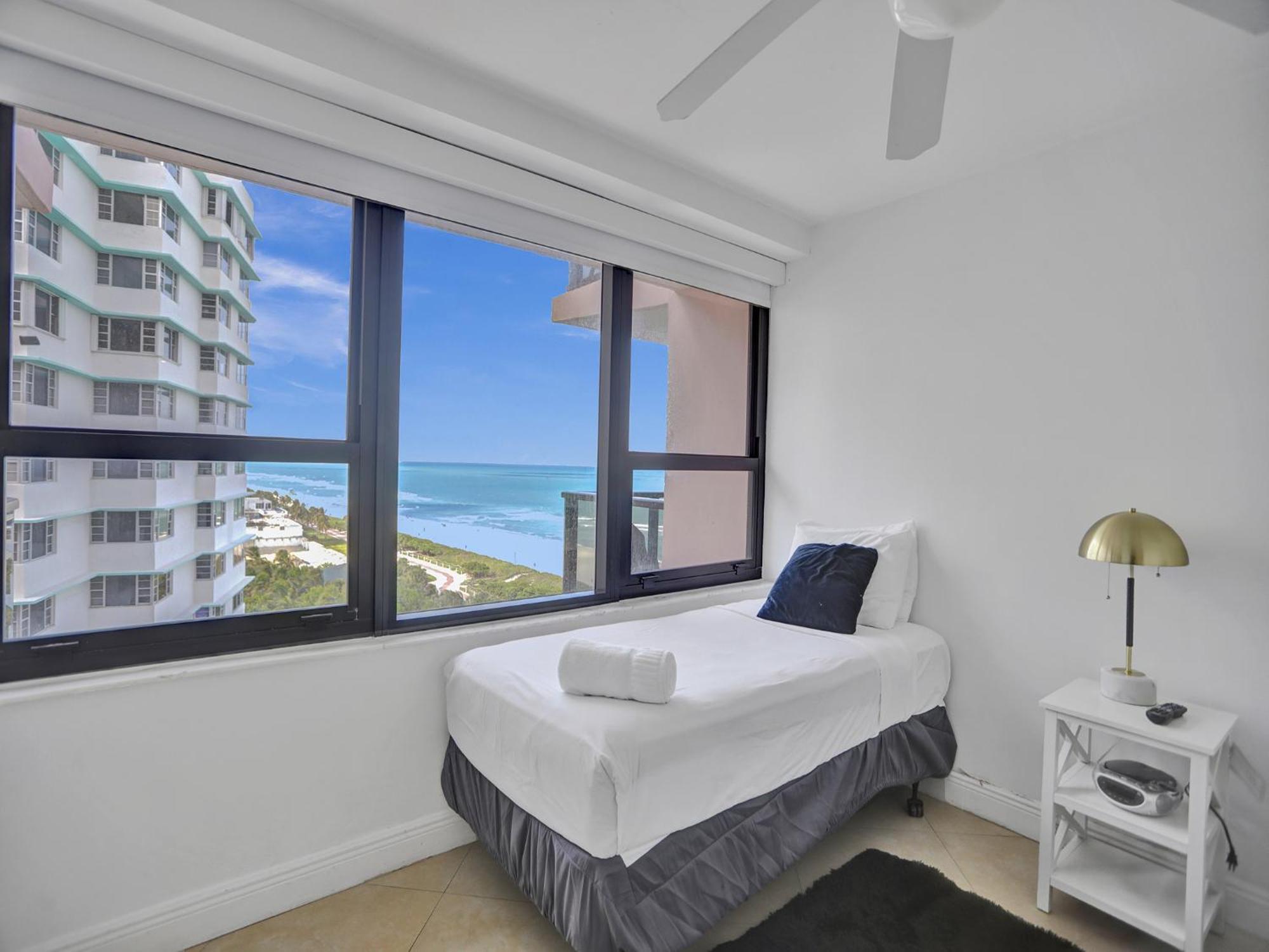 Modern Ocean View Service Unit 1206 *