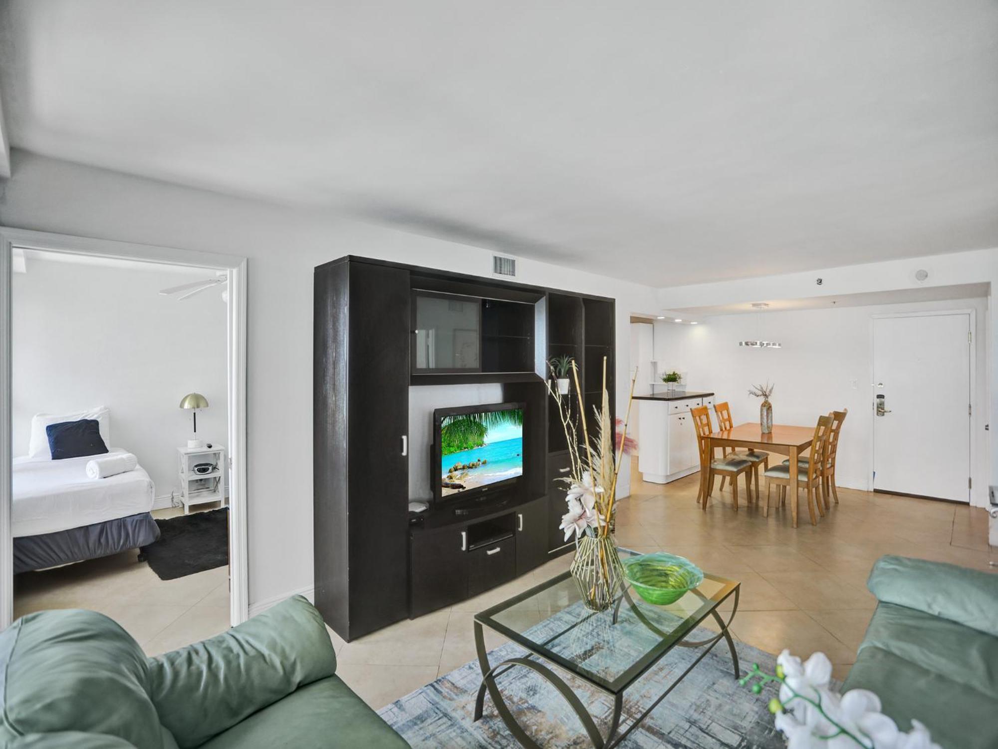 Modern Ocean View Service Unit 1206 *
