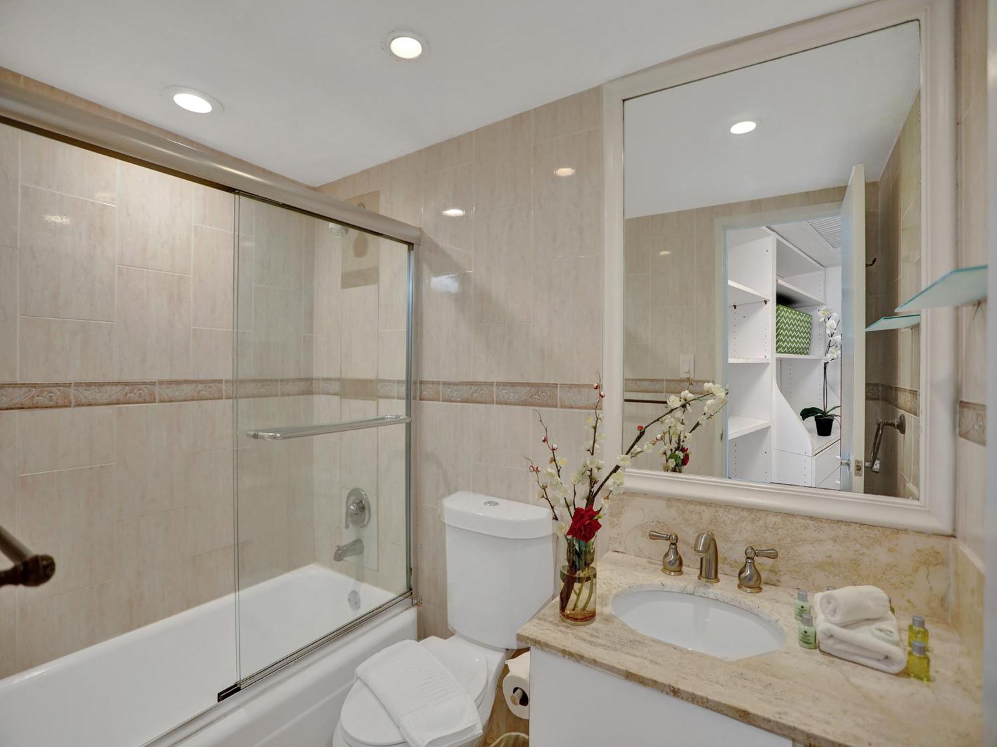 Modern Ocean View Service Unit 1206 *