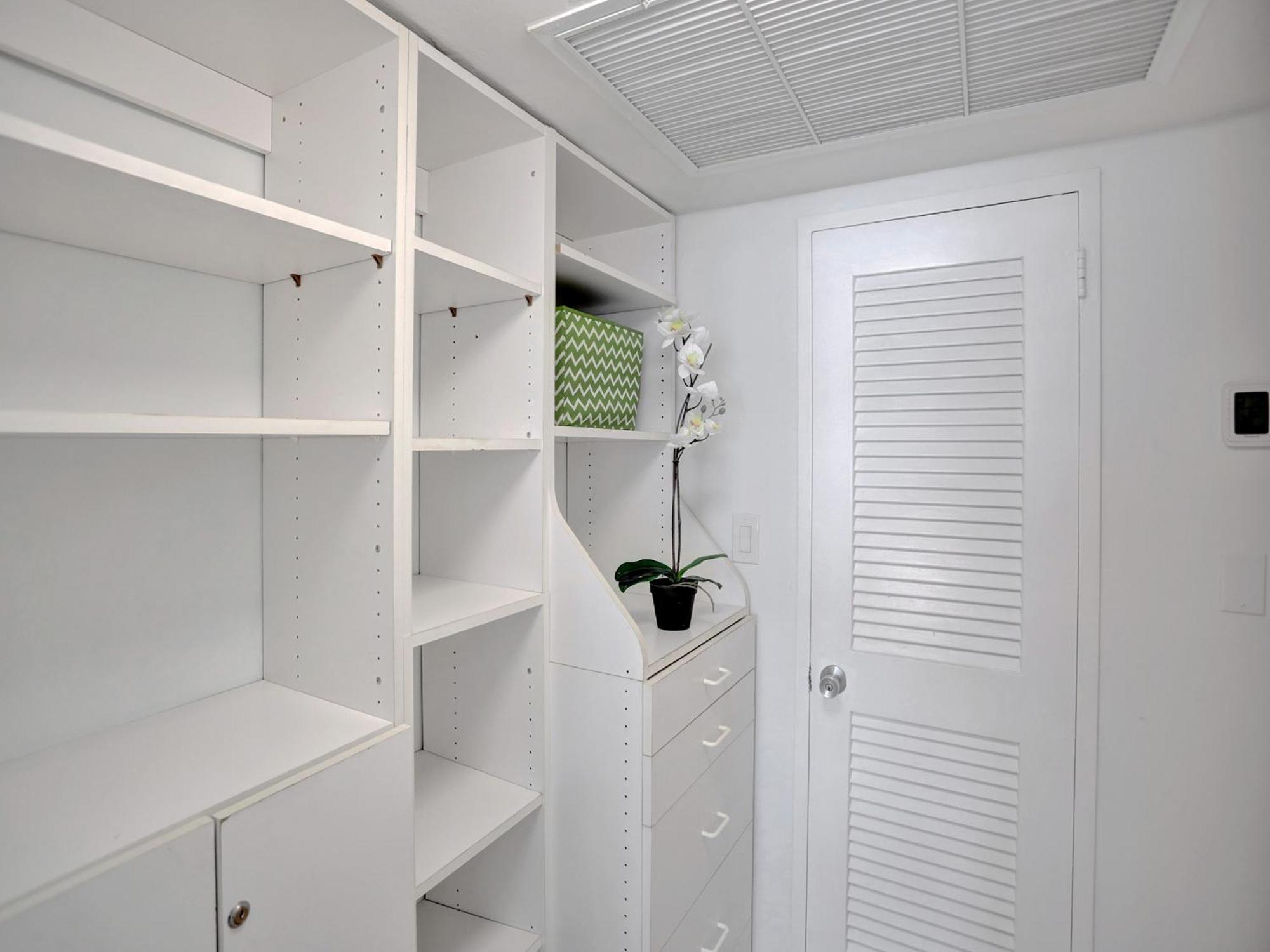 Modern Ocean View Service Unit 1206 *