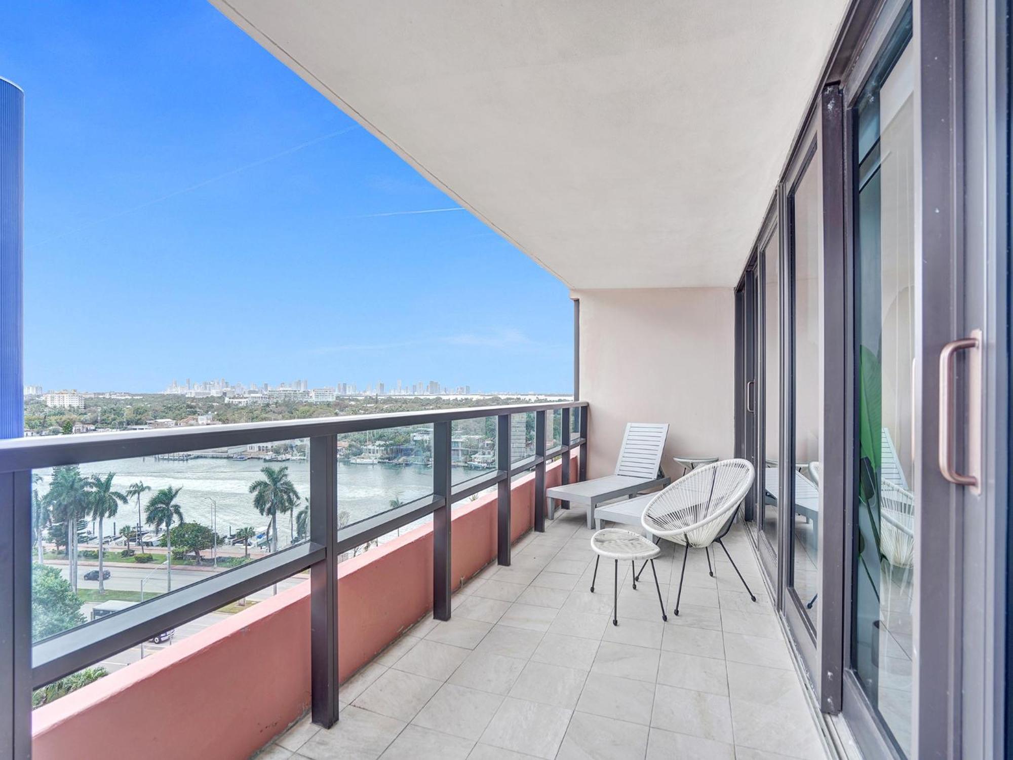 Apartment High Floor Miami Pool Service 1219 *