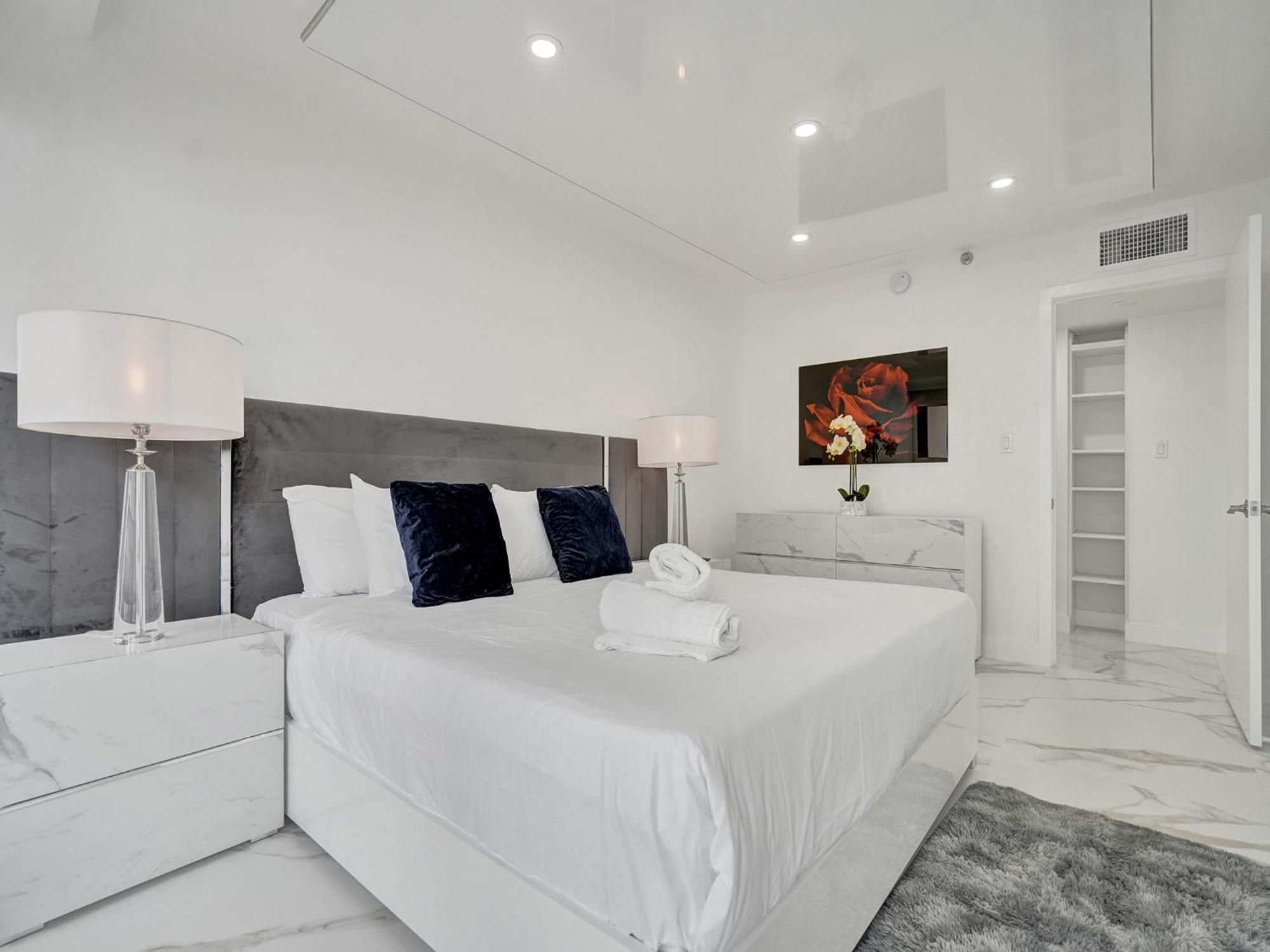 High Floor Miami Pool Service 1219 Apartment