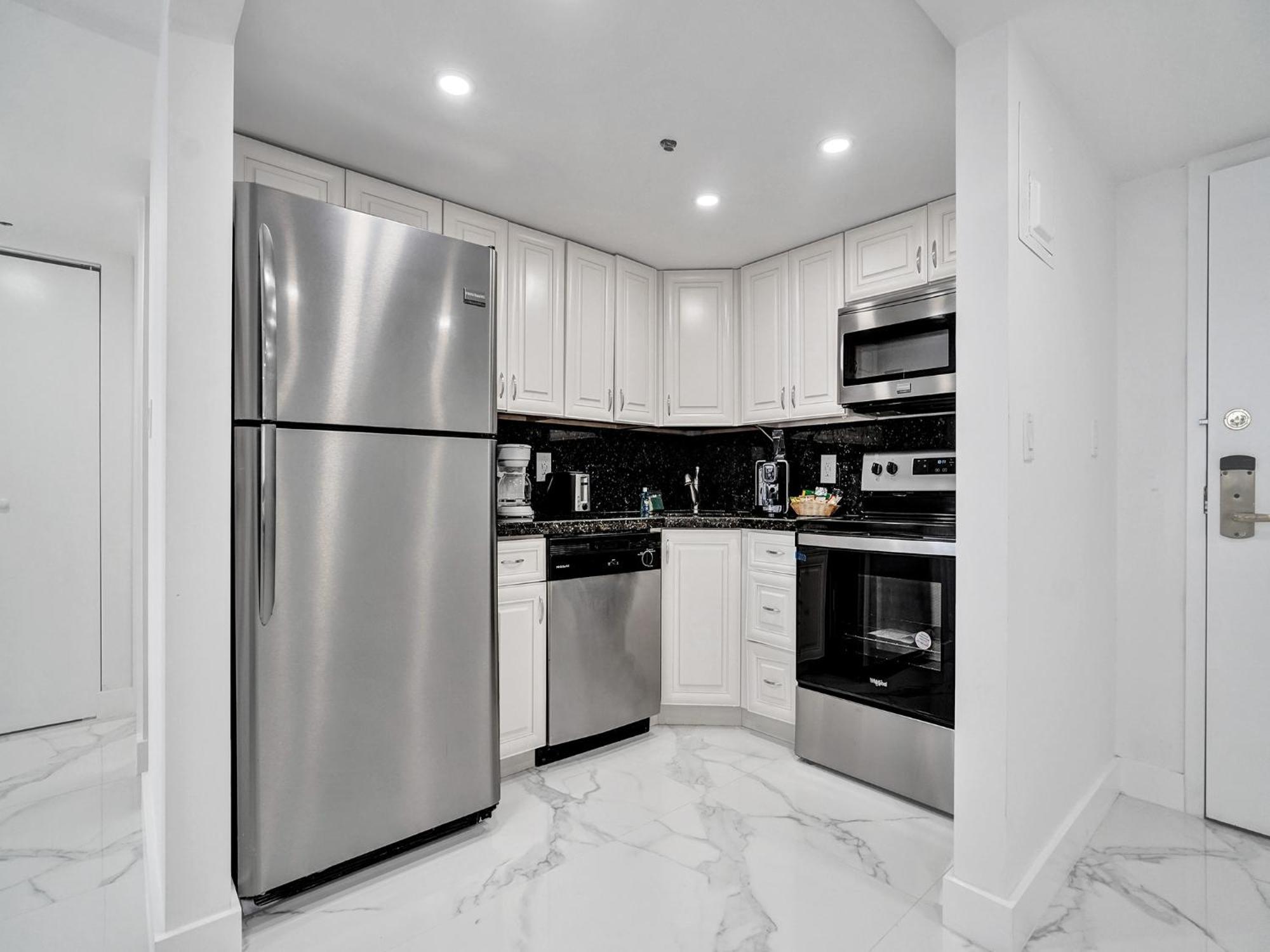 Apartment High Floor Miami Pool Service 1219