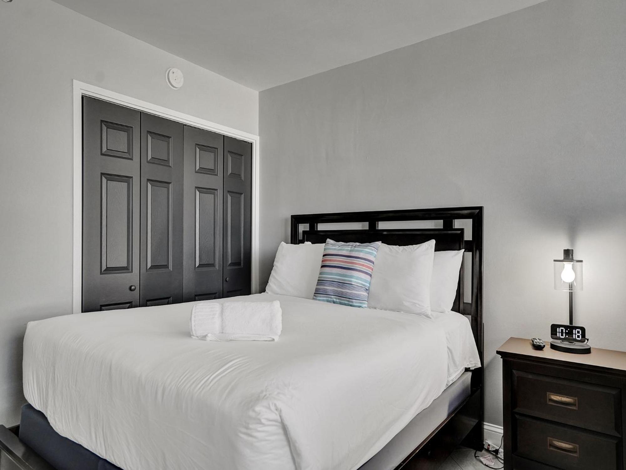 Cozy Beachfront 2 Bdr Miami 406