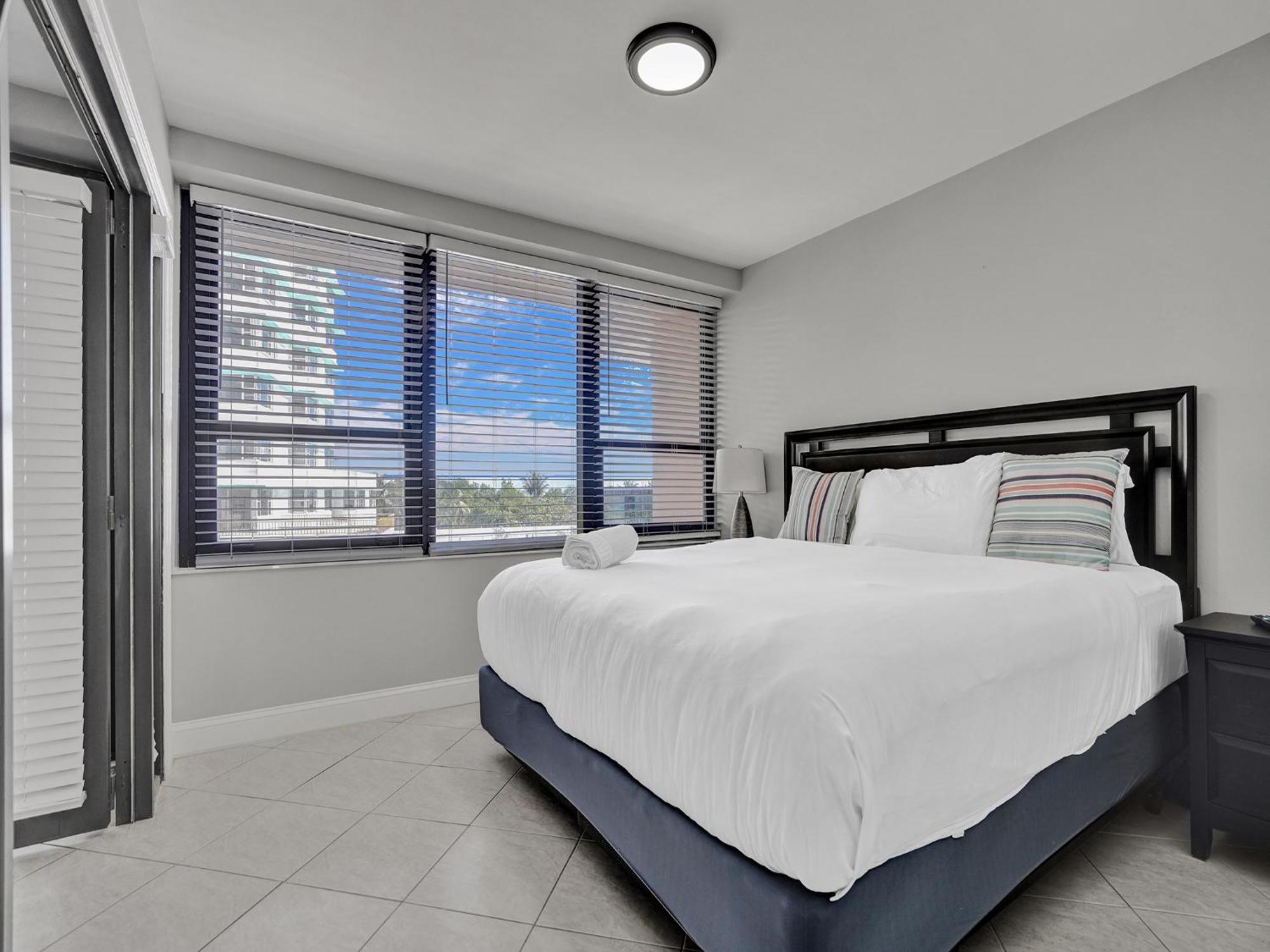 Cozy Beachfront 2 Bdr Miami 406