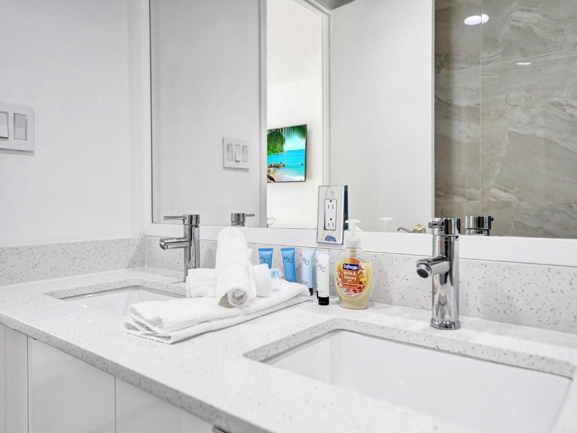 Adorable 2 Bedroom Service 605 Miami Beach