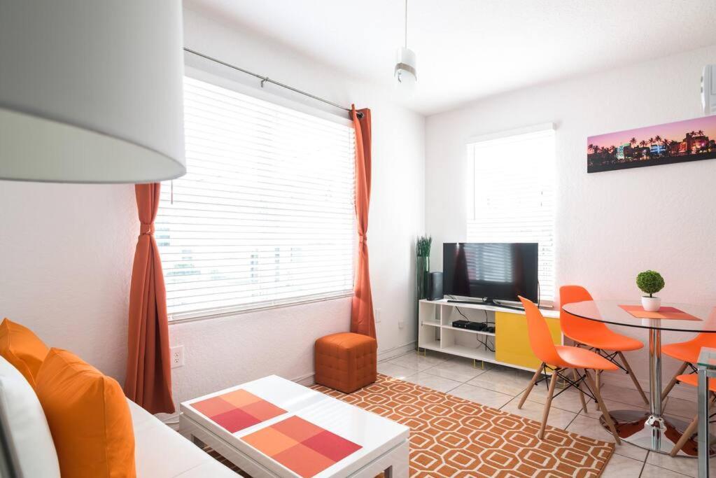 Apartment 1bedroom Collins 2 Blocks To Ocean With Free Street Parking *
