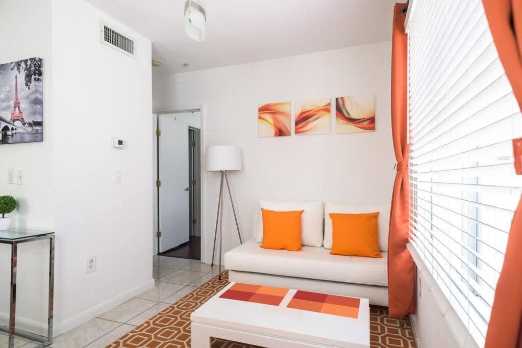 1bedroom Collins 2 Blocks To Ocean With Free Street Parking * Miami Beach