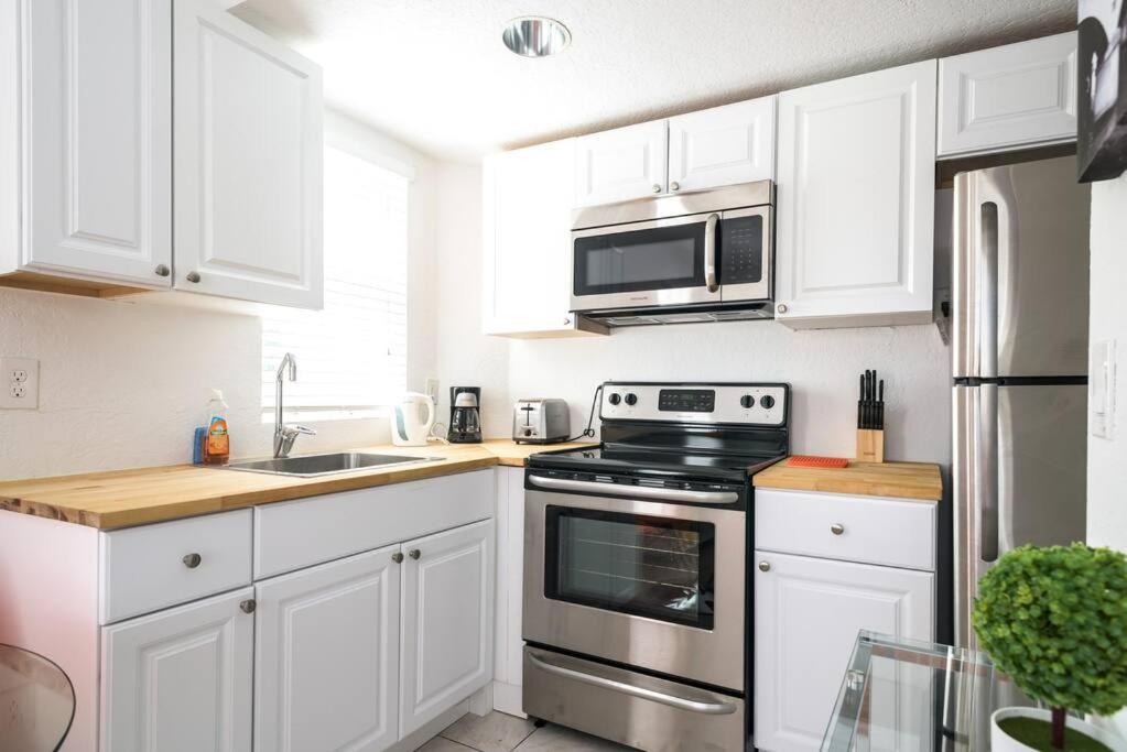 1bedroom Collins 2 Blocks To Ocean With Free Street Parking
