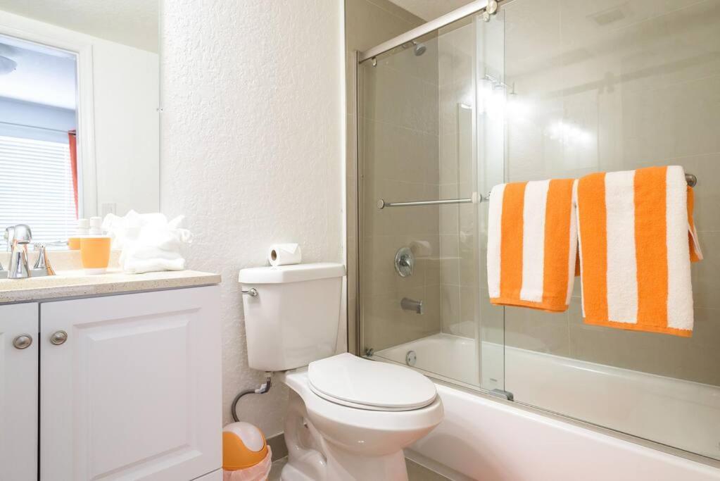 Apartment 1bedroom Collins 2 Blocks To Ocean With Free Street Parking *