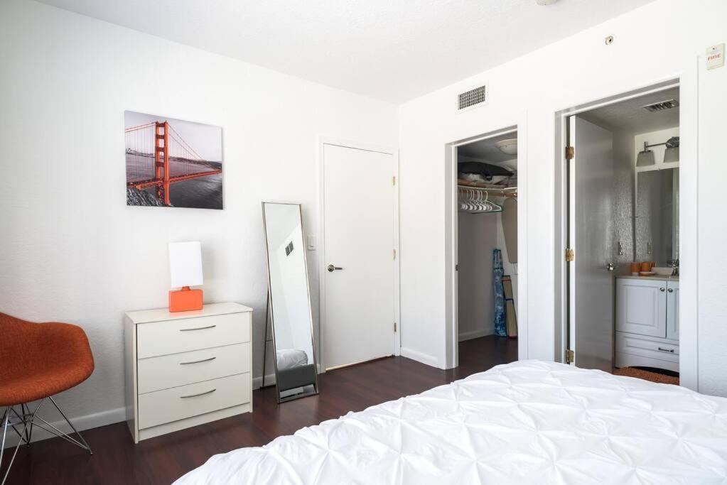 1bedroom Collins 2 Blocks To Ocean With Free Street Parking Apartment
