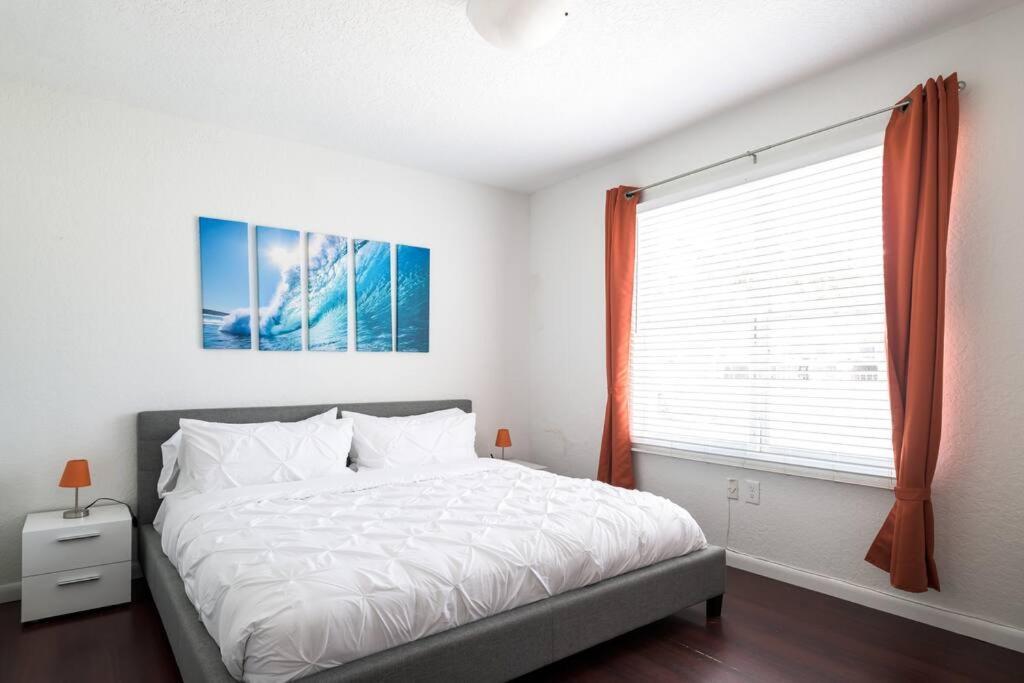 Apartment 1bedroom Collins 2 Blocks To Ocean With Free Street Parking *
