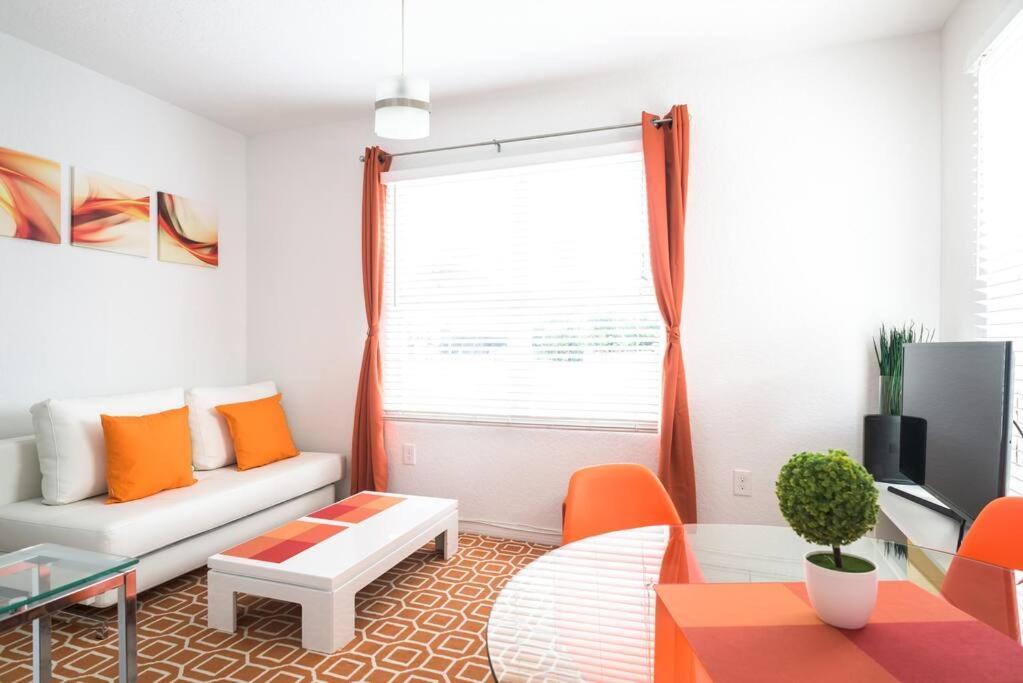 1bedroom Collins 2 Blocks To Ocean With Free Street Parking Apartment