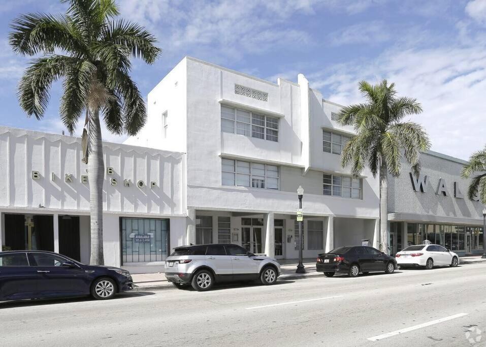 1bedroom Collins 2 Blocks To Ocean With Free Street Parking * Miami Beach