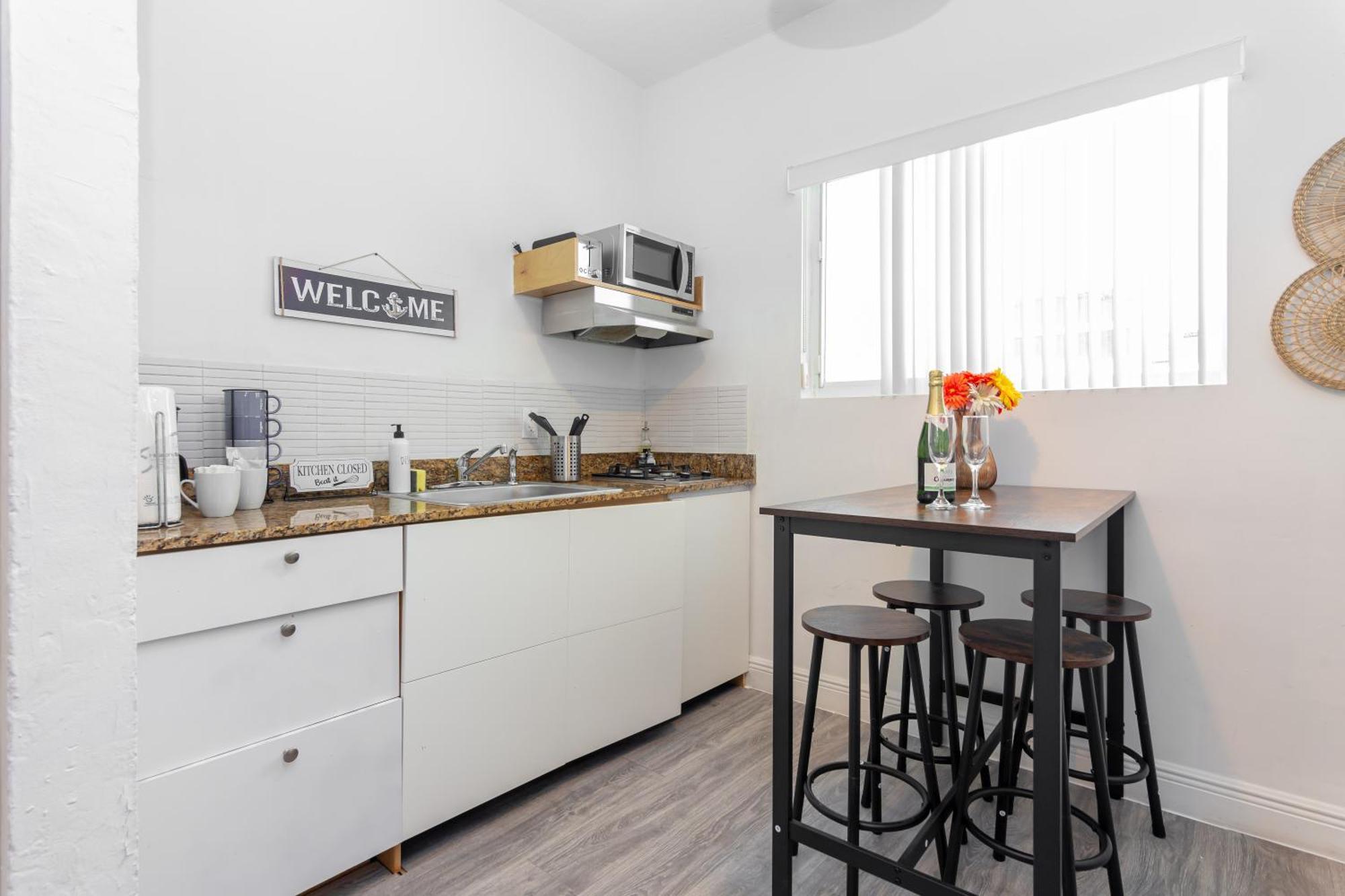 West Deco Aparthotel