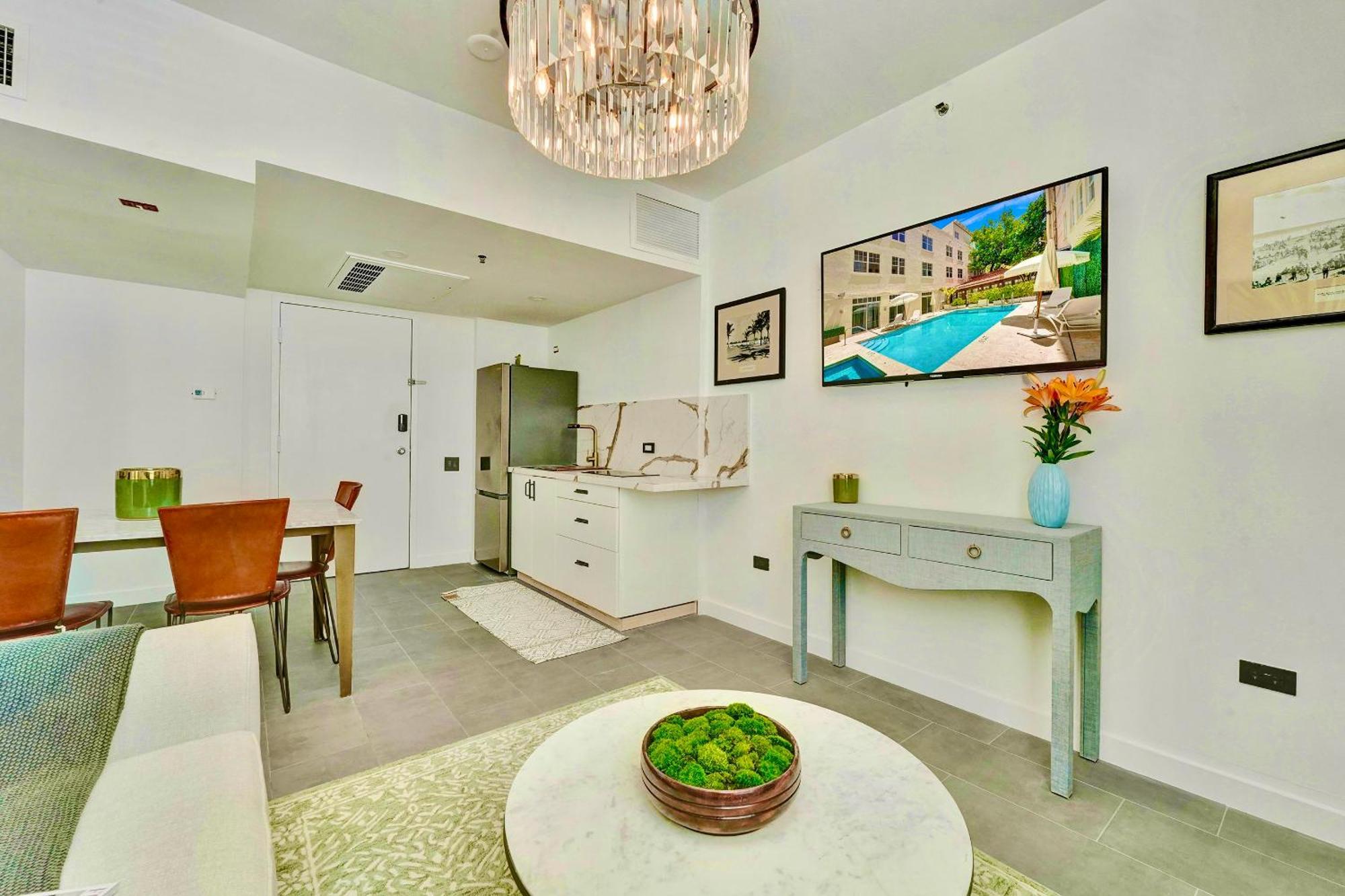 South Haven- Steps To The Beach- 1 King Bedroom 2 Beds 1 Bathroom *