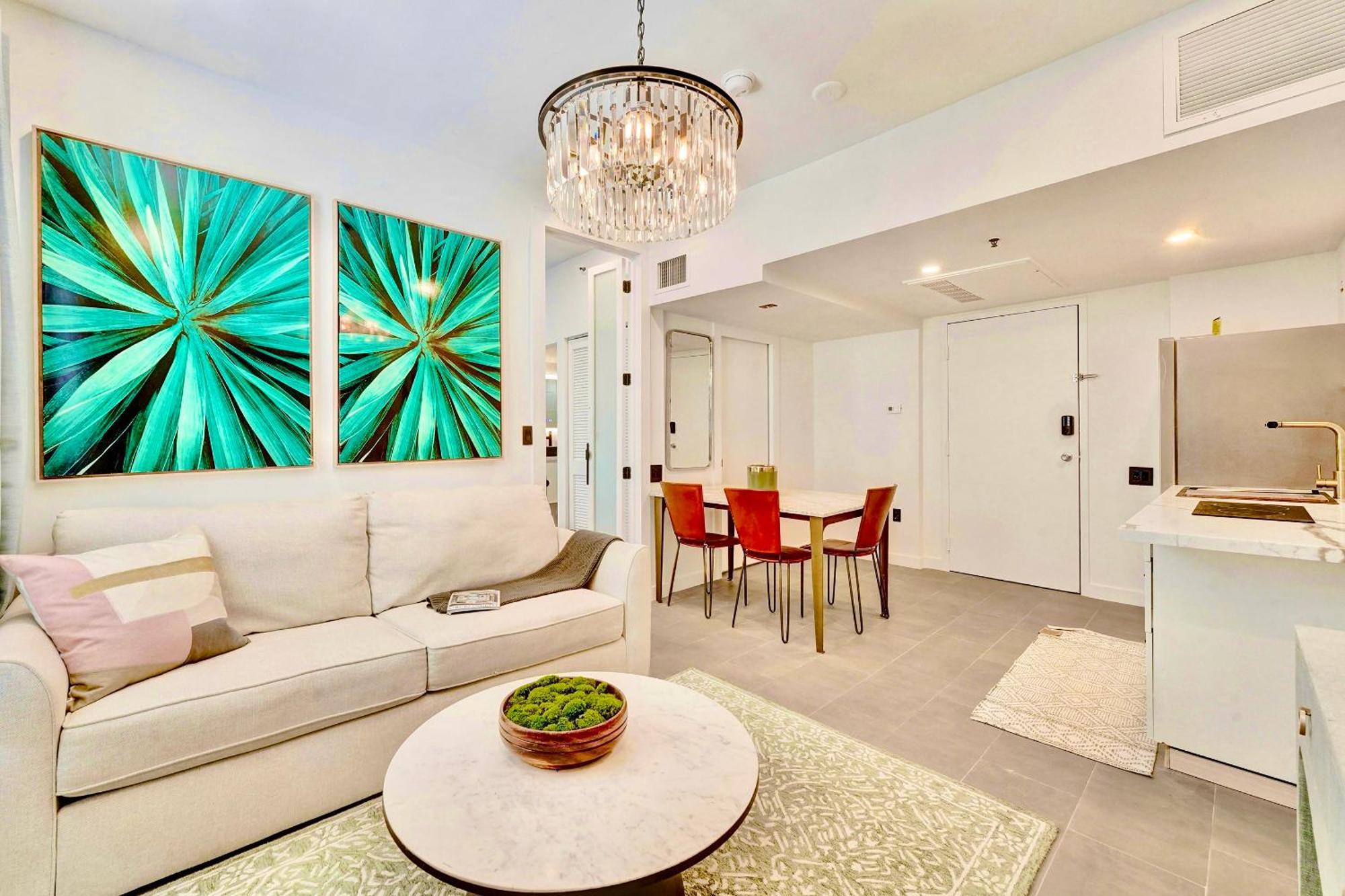 South Haven- Steps To The Beach- 1 King Bedroom 2 Beds 1 Bathroom * Miami Beach
