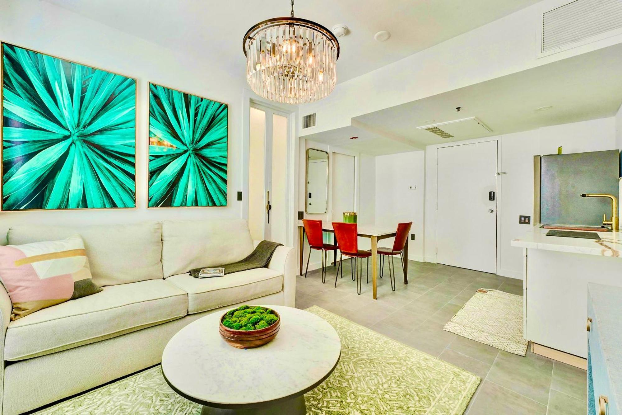 South Haven- Steps To The Beach- 1 King Bedroom 2 Beds 1 Bathroom Aparthotel *