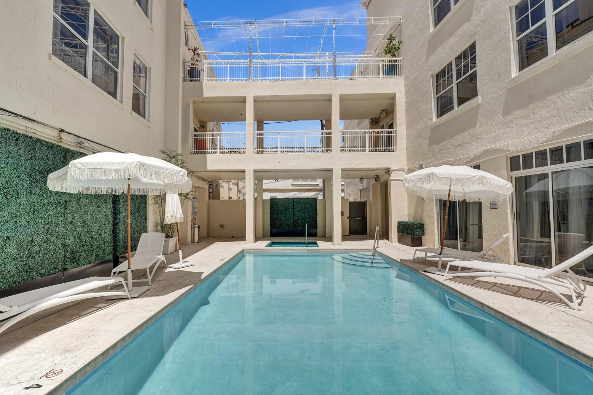 South Haven- Steps To The Beach- 1 King Bedroom 2 Beds 1 Bathroom Aparthotel *
