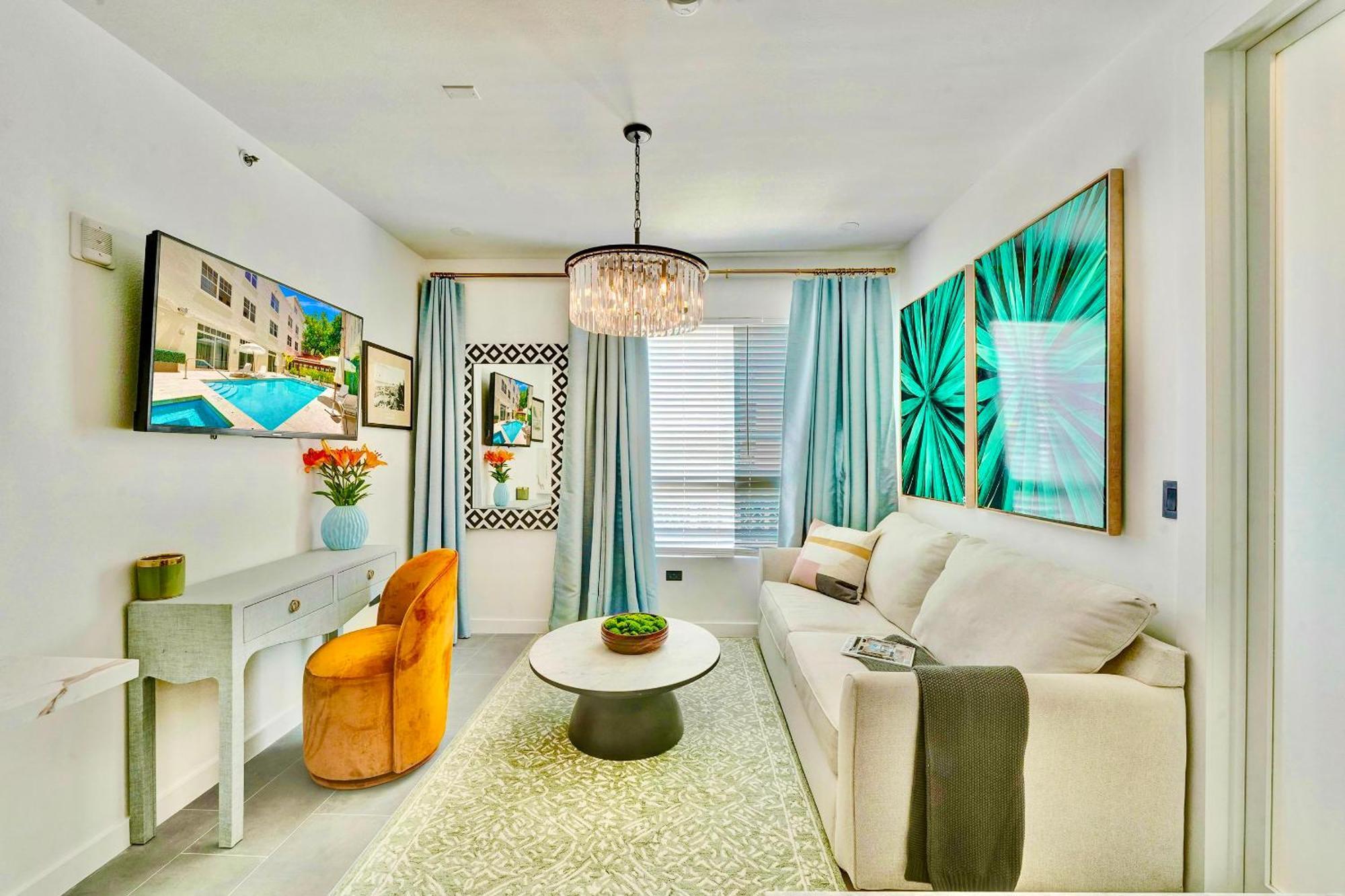 South Haven- Steps To The Beach- 1 King Bedroom 2 Beds 1 Bathroom Aparthotel *